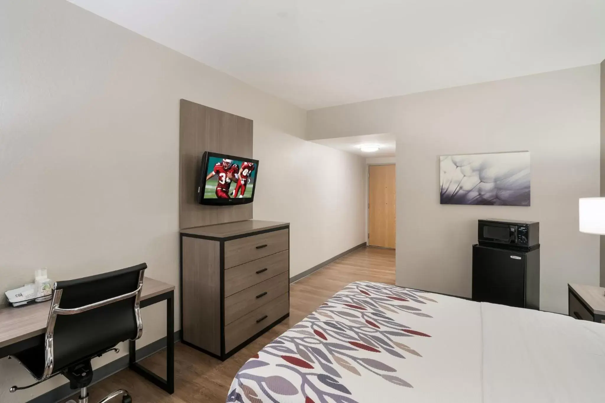 Bedroom, TV/Entertainment Center in Red Roof Inn & Suites Carrollton, GA - West Georgia