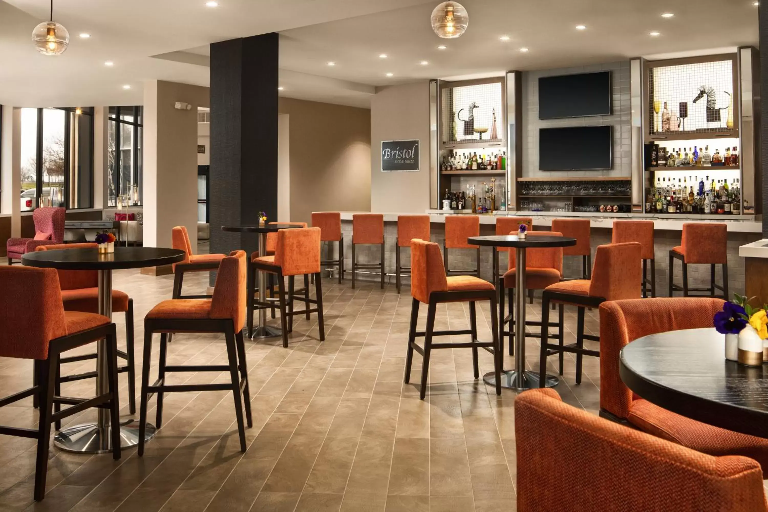 Lounge or bar, Lounge/Bar in Crowne Plaza Dallas Market Center, an IHG Hotel