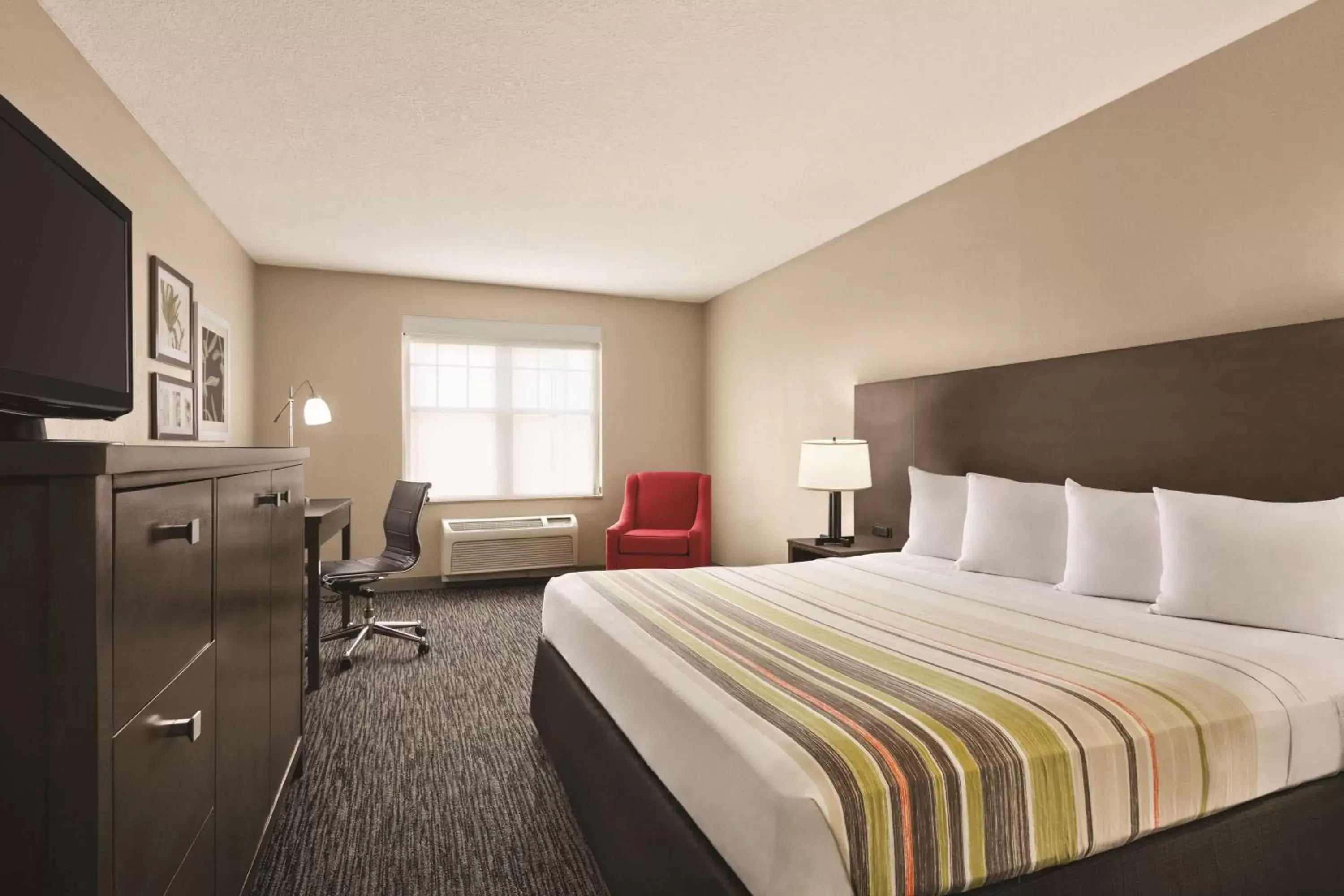 Photo of the whole room, Bed in Country Inn & Suites by Radisson, Tampa/Brandon, FL