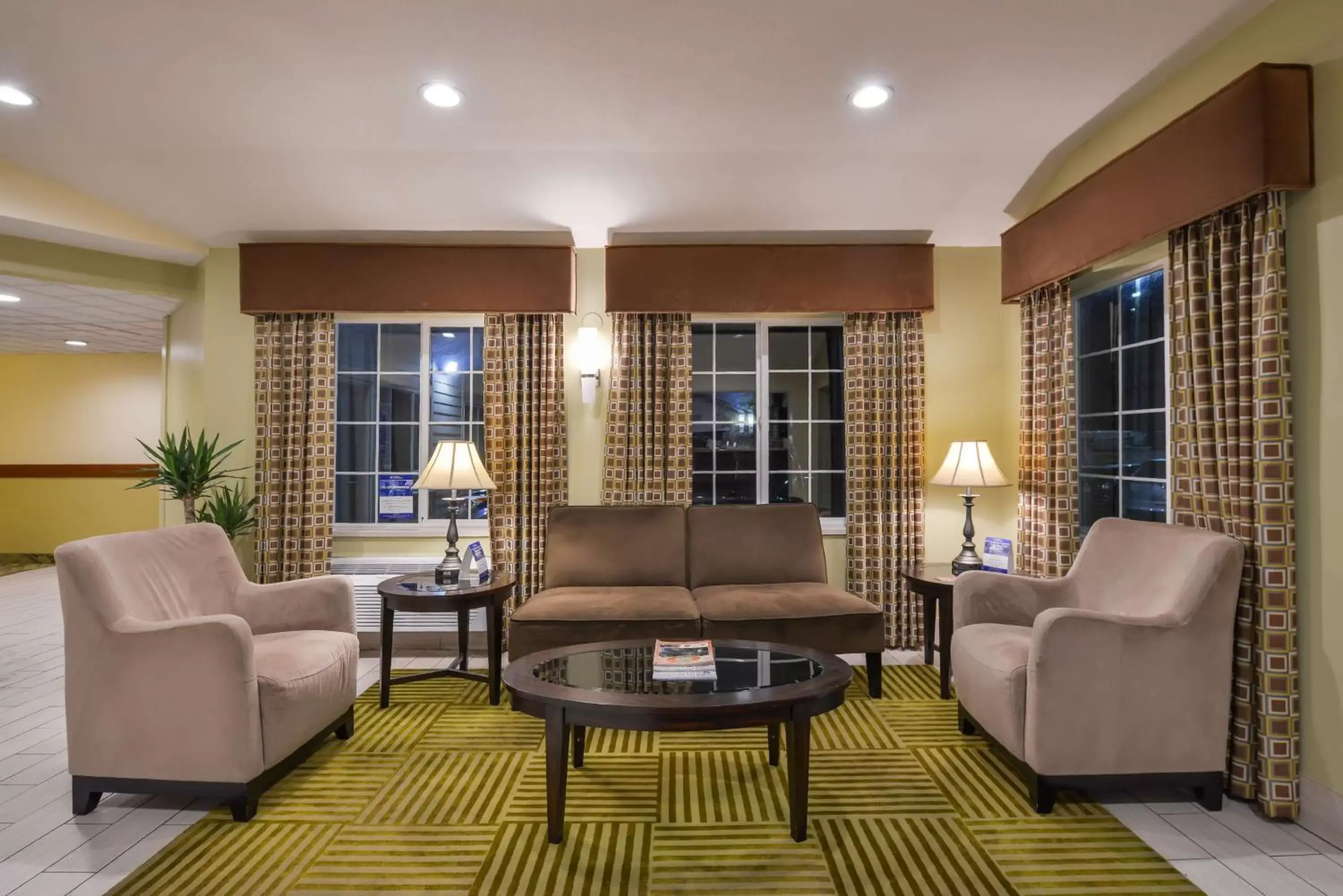 Lobby or reception, Seating Area in Best Western Cottage Grove Inn