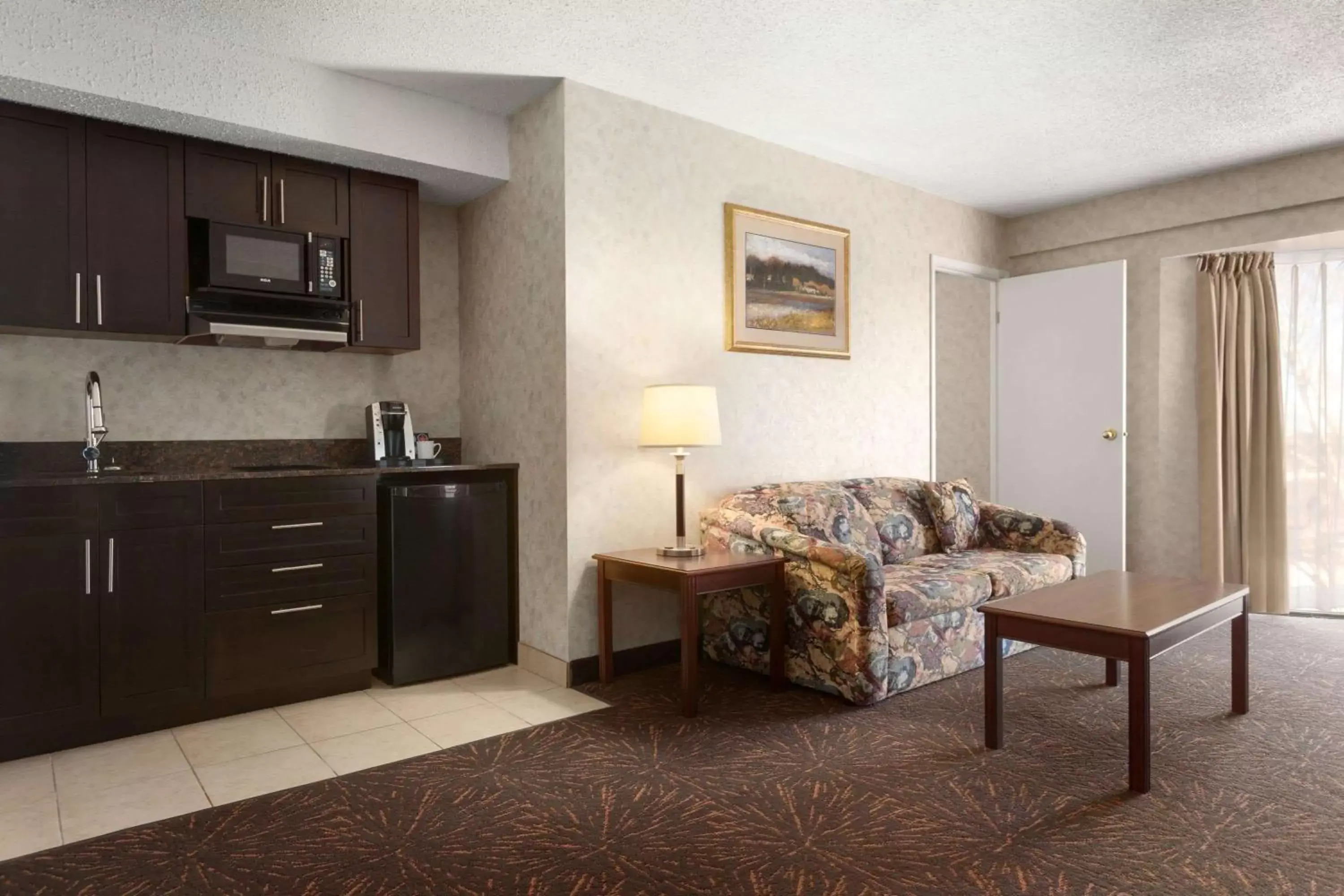 Photo of the whole room, Seating Area in Travelodge by Wyndham Lloydminster