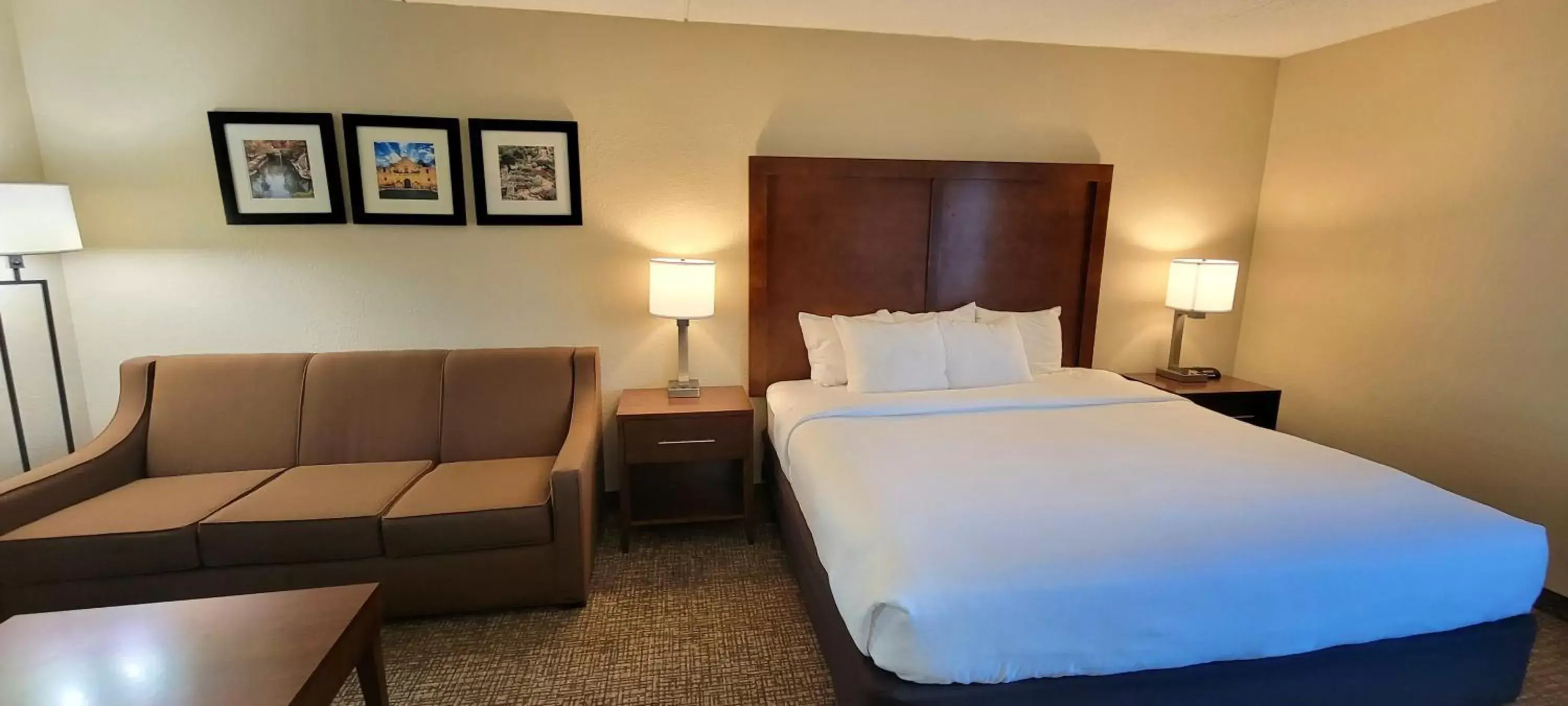 Bed in Comfort Inn & Suites San Antonio Airport