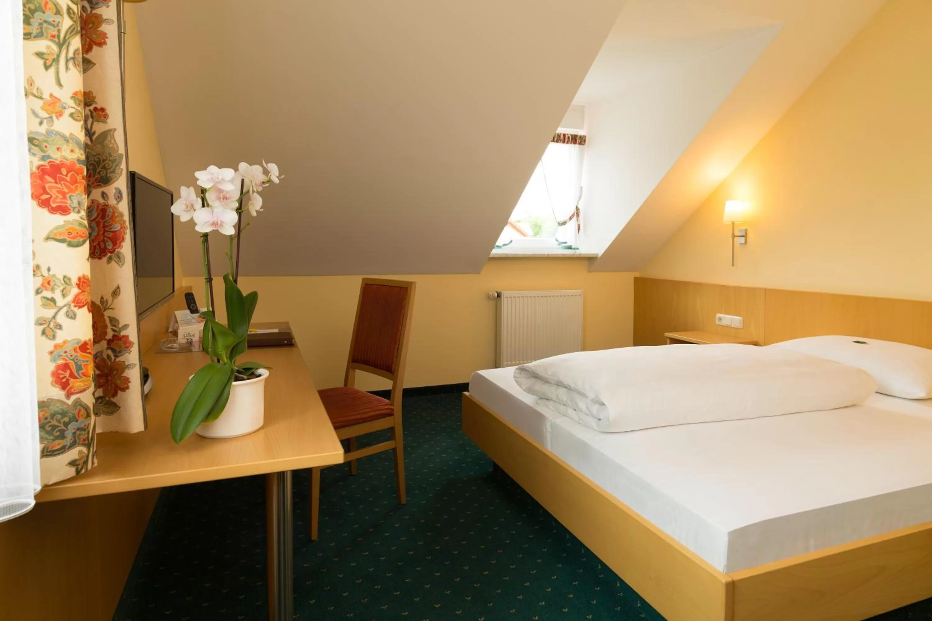 Photo of the whole room, Bed in Landhotel Restaurant Huberhof Allershausen