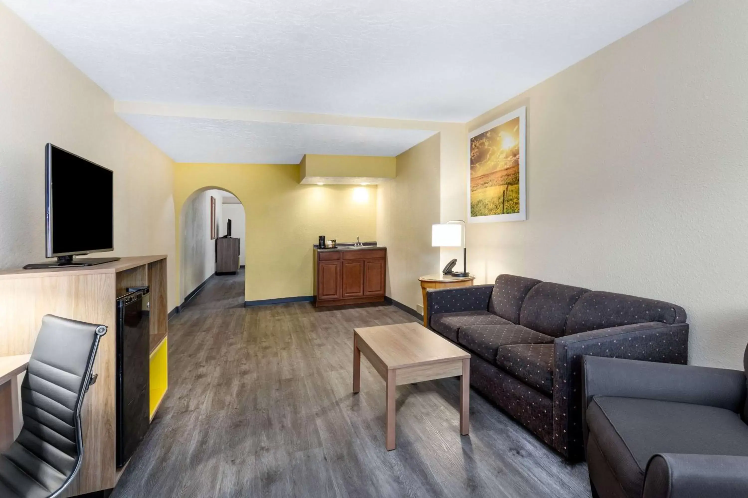 Bed, Seating Area in Days Inn & Suites by Wyndham Clovis