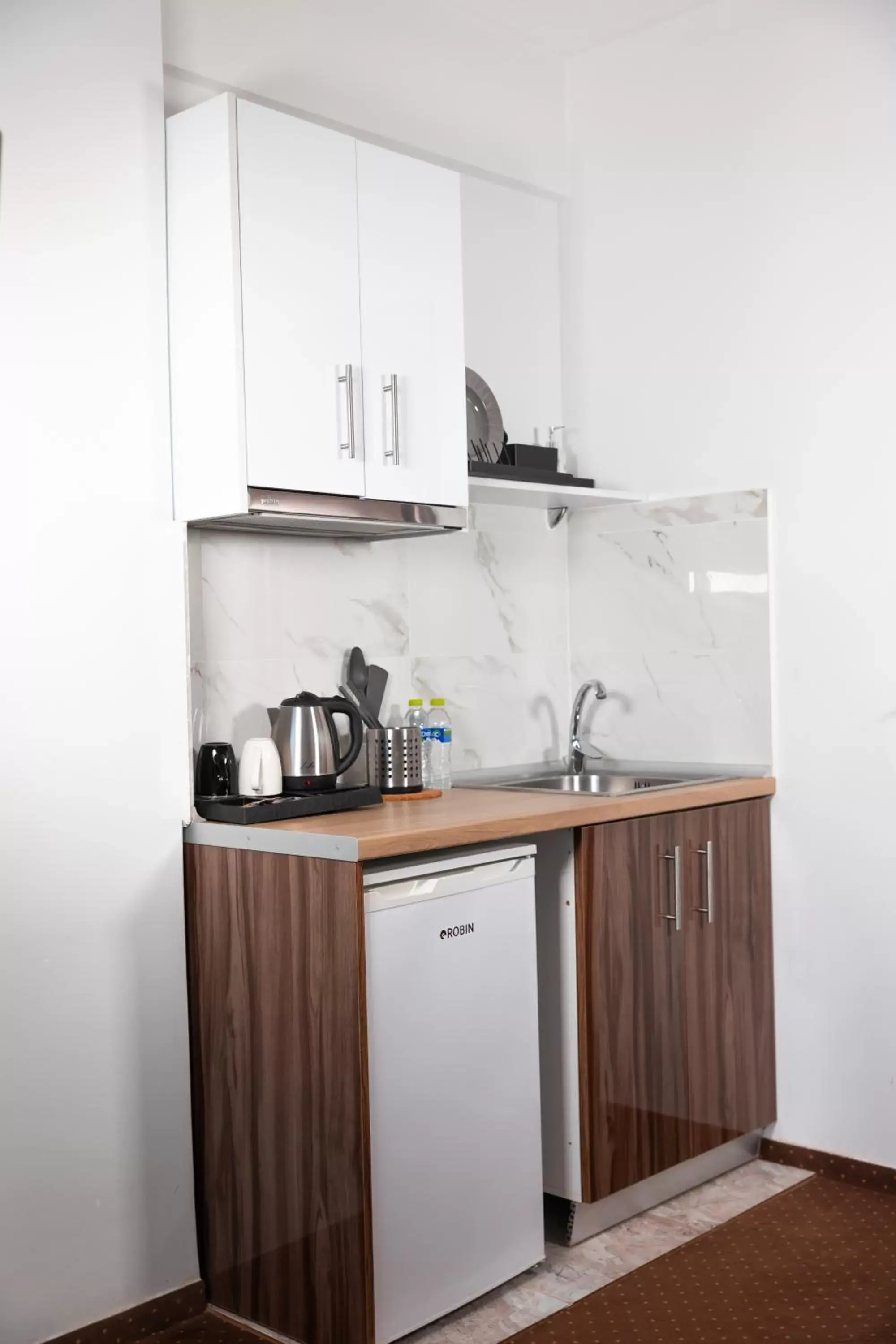 Coffee/tea facilities, Kitchen/Kitchenette in City Plaza Apartments & Rooms