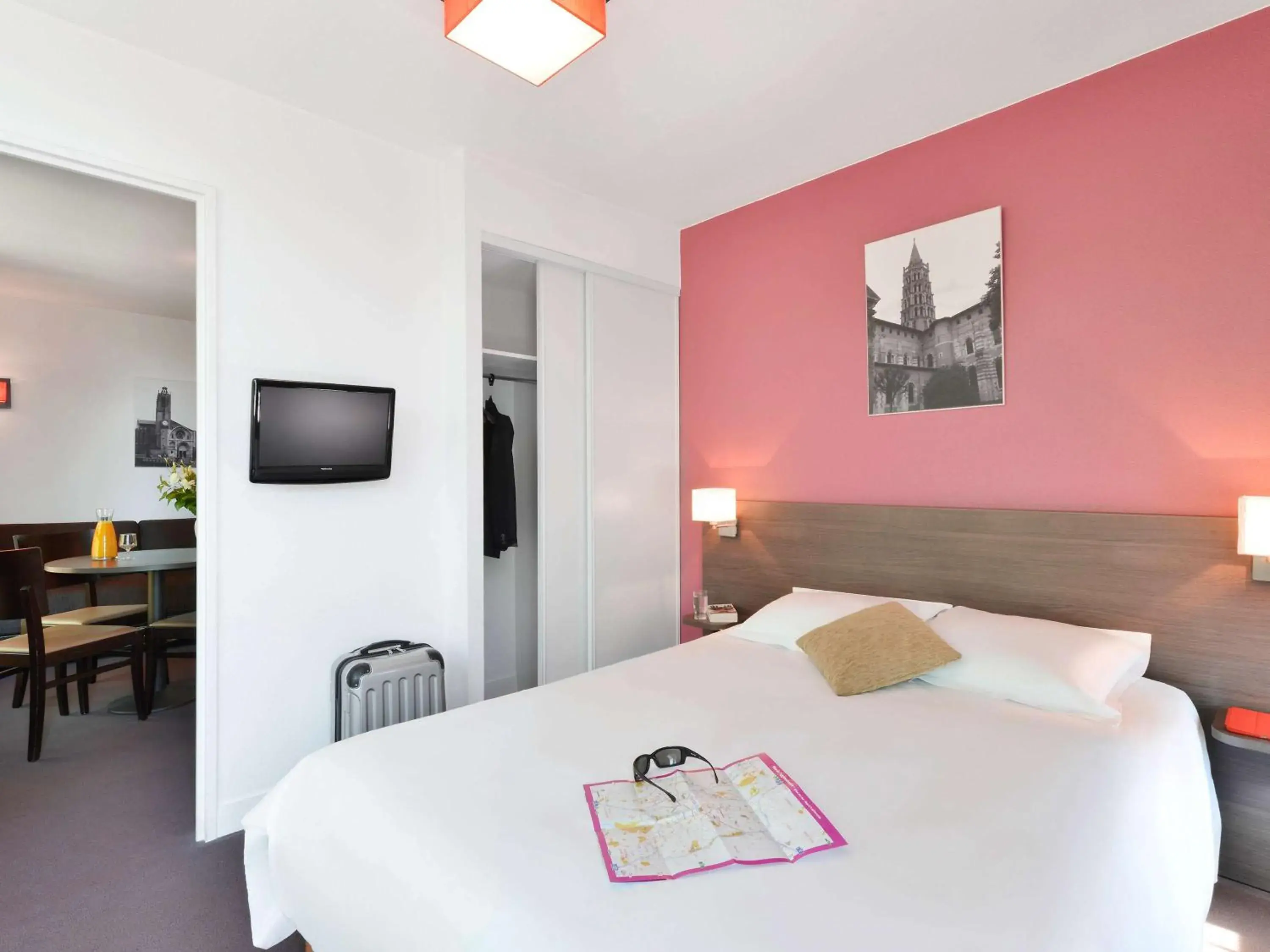 Photo of the whole room, Bed in Aparthotel Adagio Access Toulouse St Cyprien