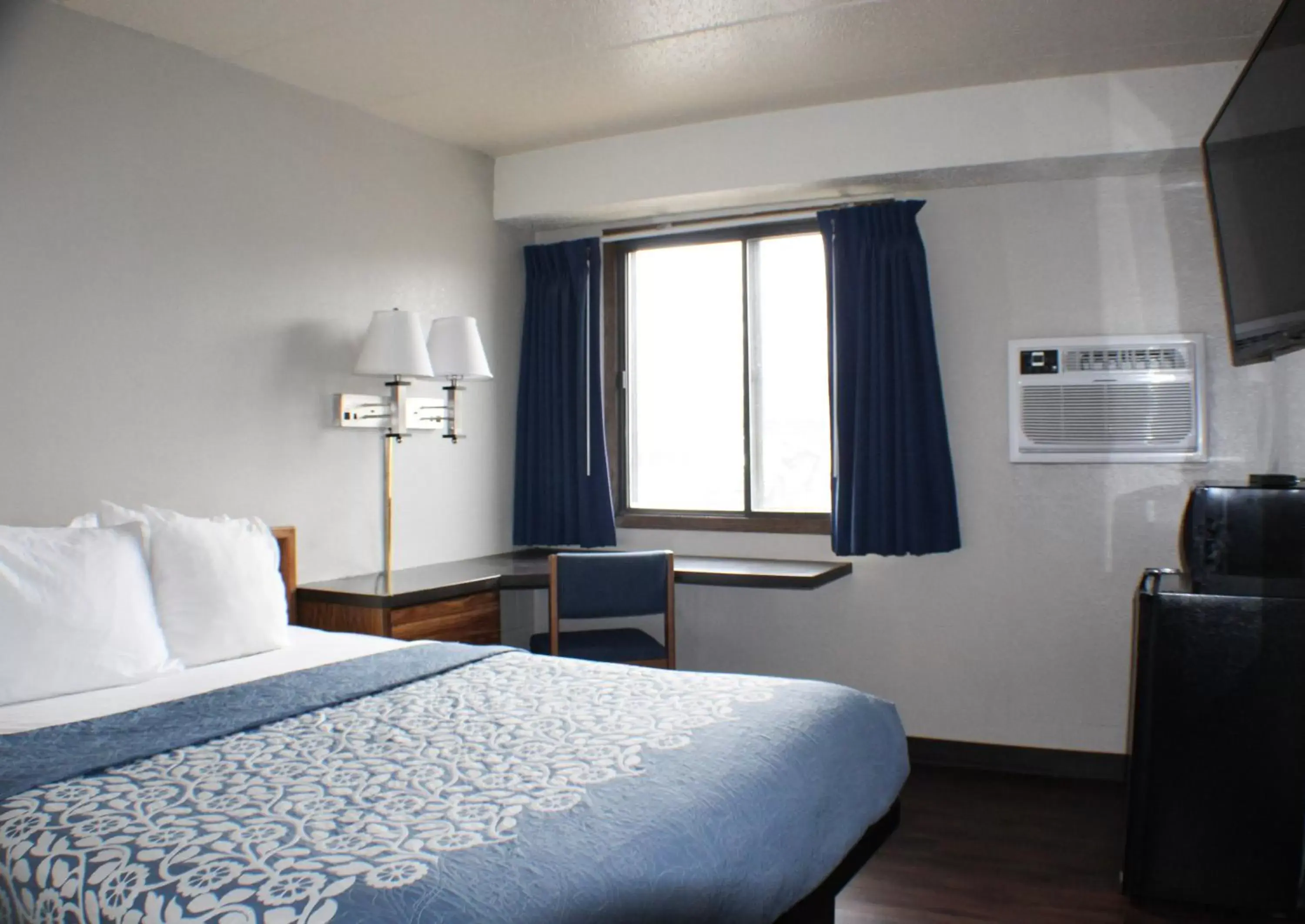 Bedroom, Bed in Days Inn by Wyndham Sioux Falls