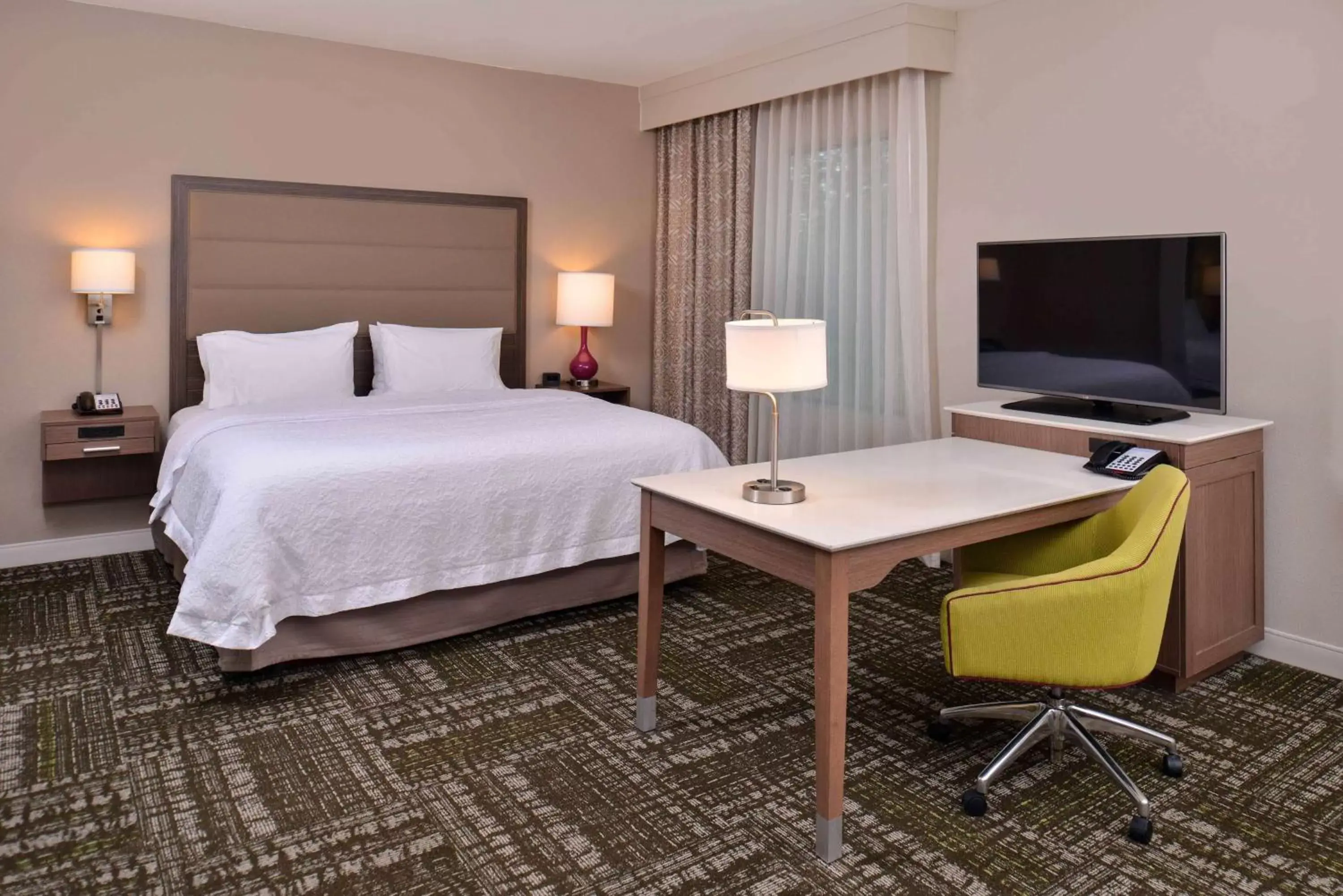 Bed in Hampton Inn & Suites Dallas Market Center