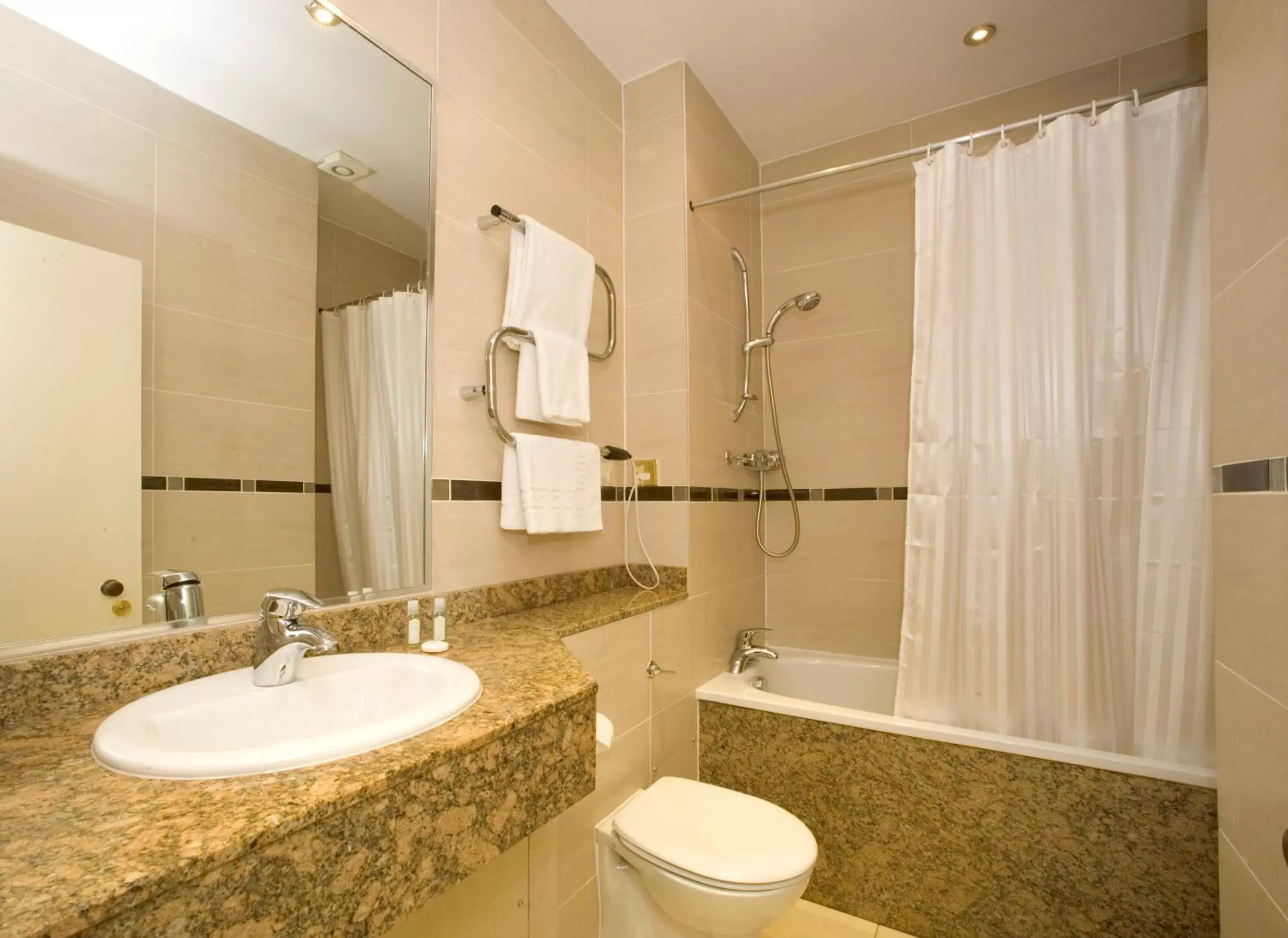 Shower, Bathroom in Old Waverley Hotel