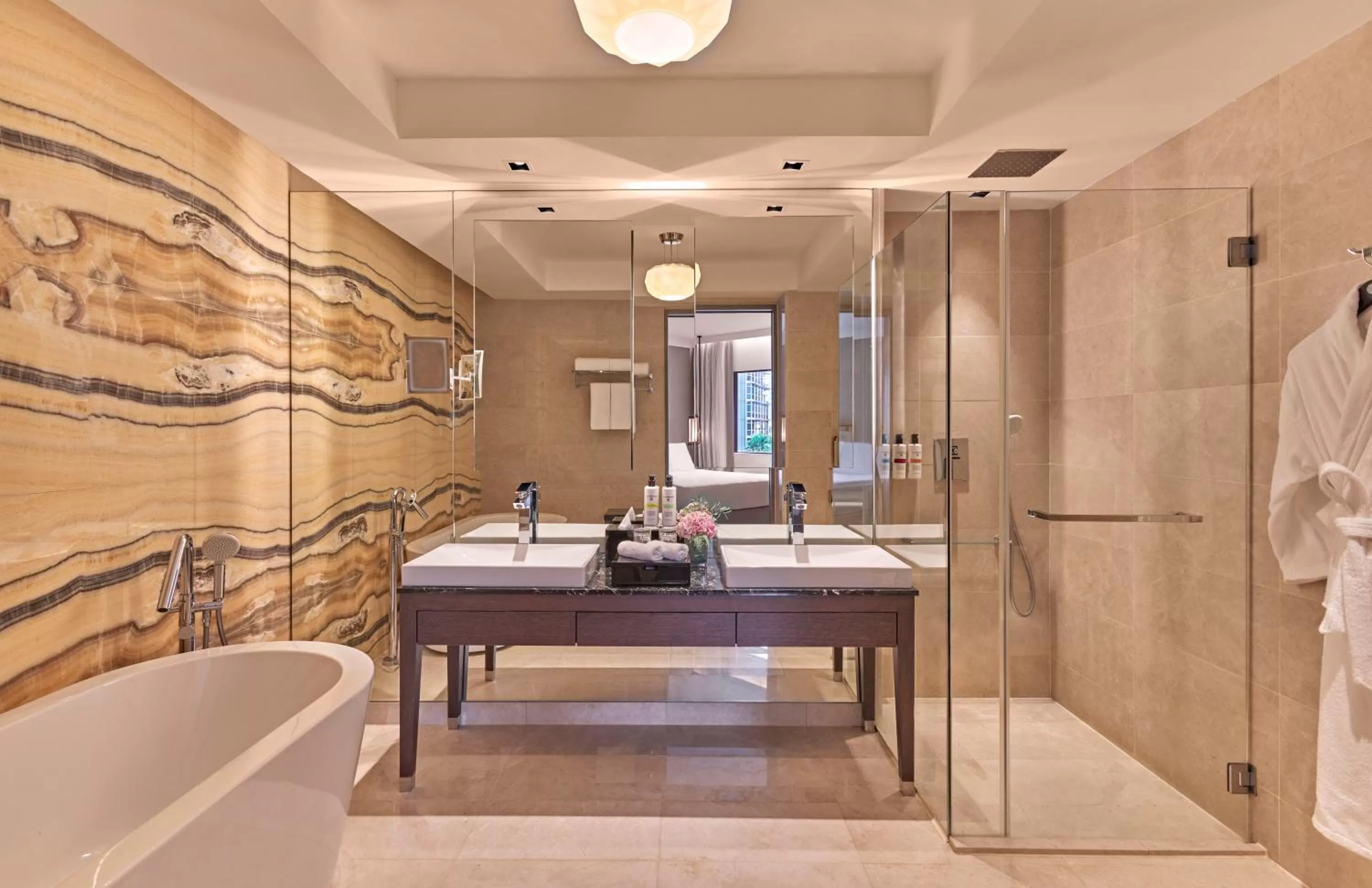 Toilet in Pullman Singapore Orchard