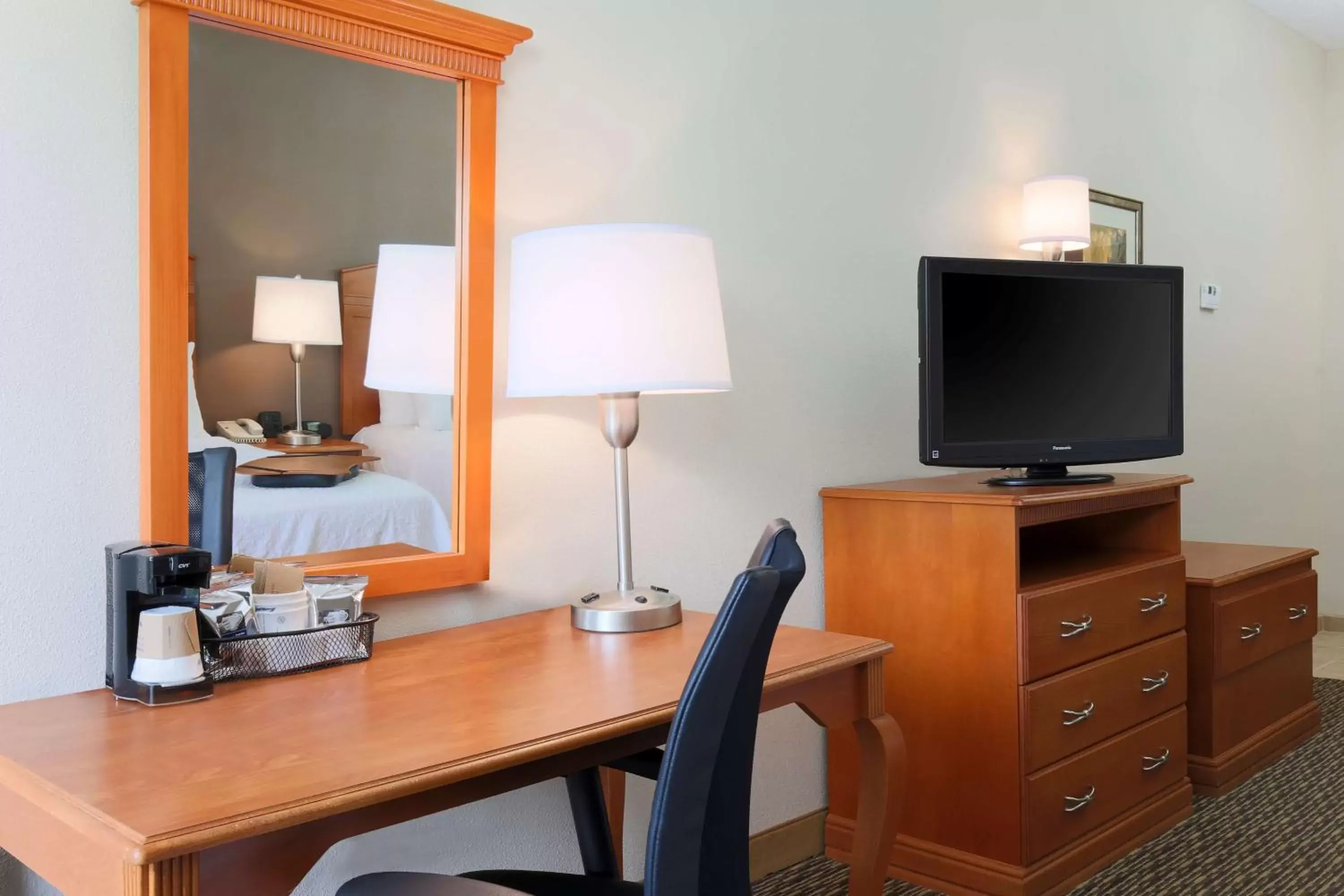 Bed, TV/Entertainment Center in Hampton Inn Decatur/Forsyth