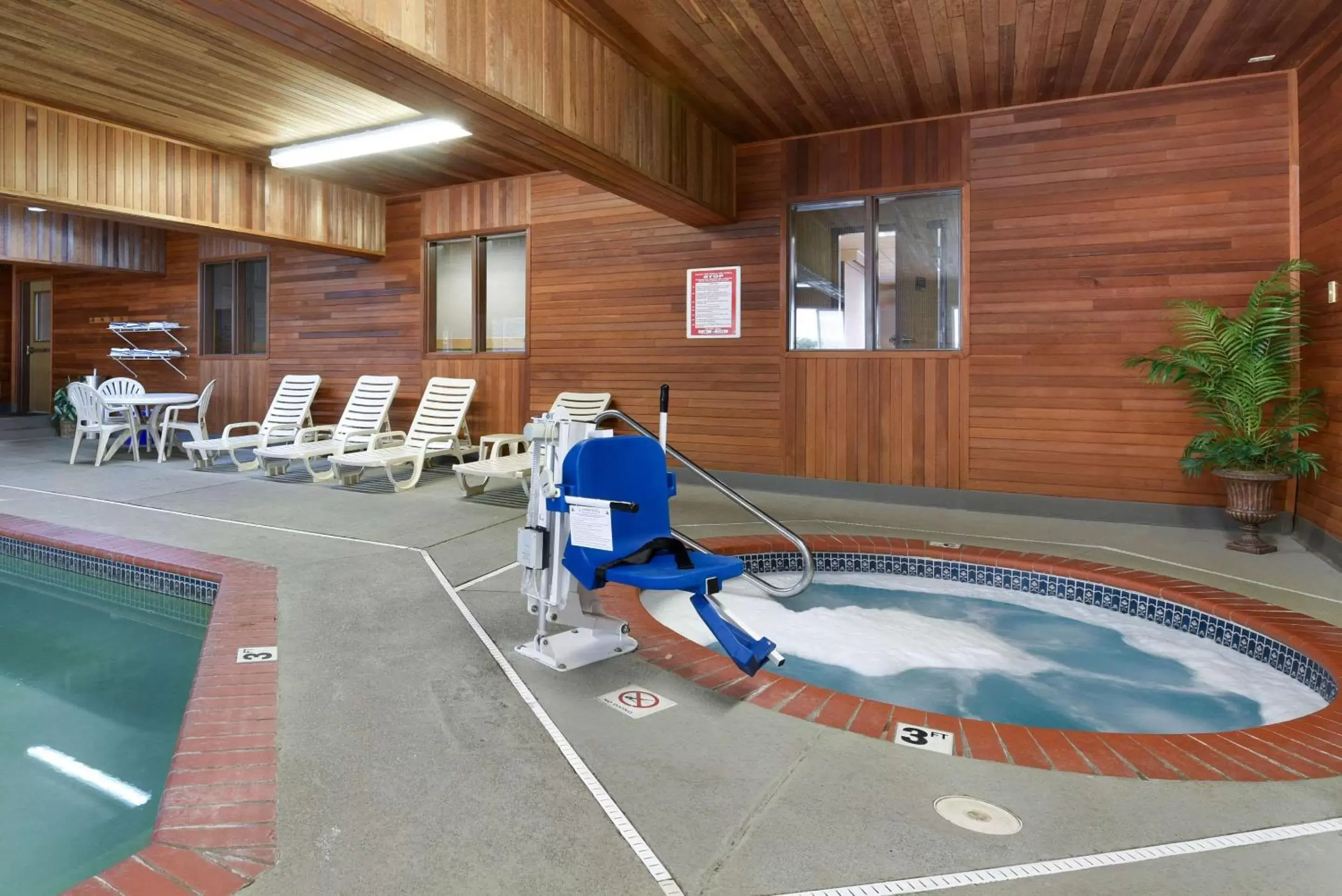 Activities, Swimming Pool in Comfort Suites Portland Airport