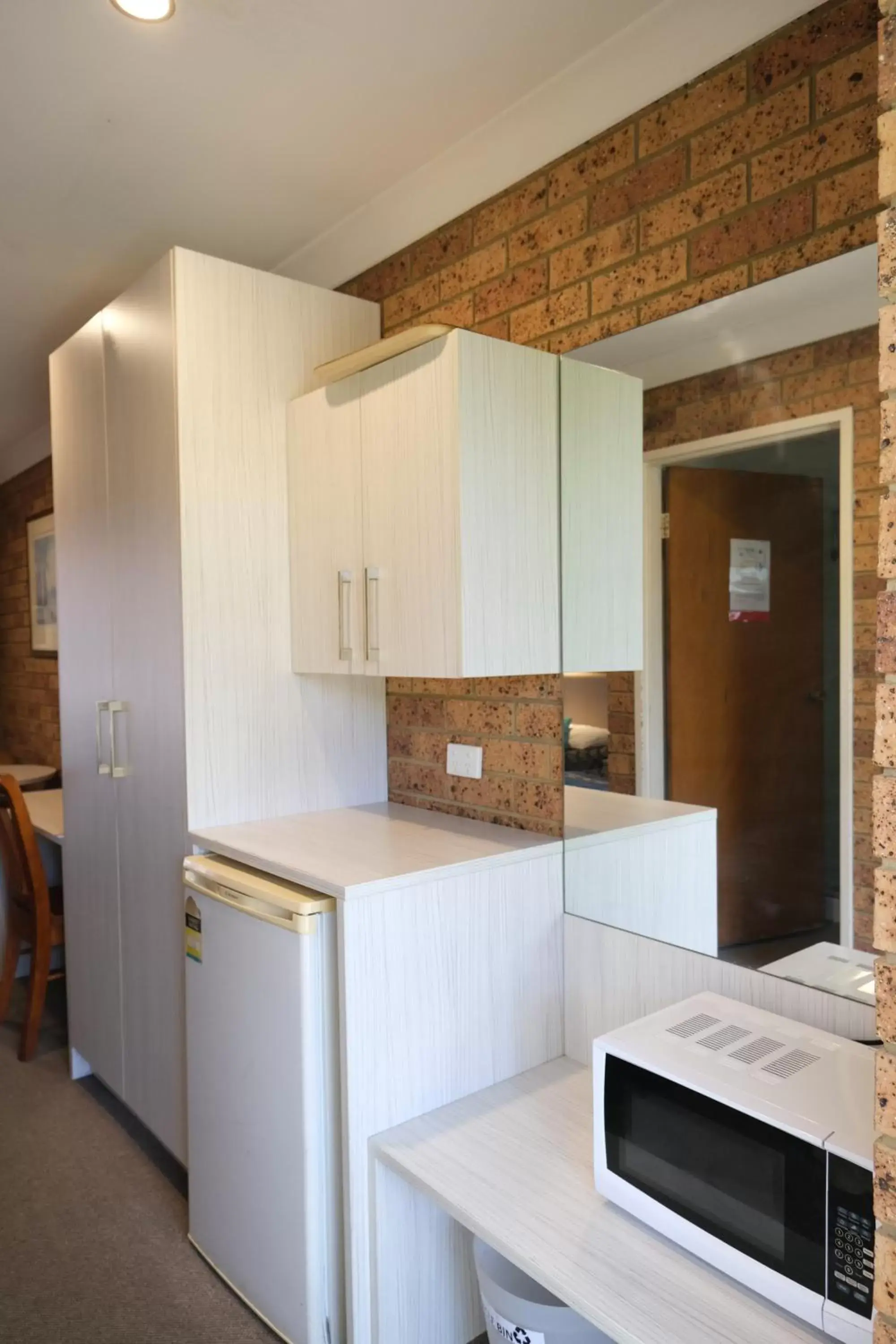 minibar, Kitchen/Kitchenette in Sapphire Palms Motel