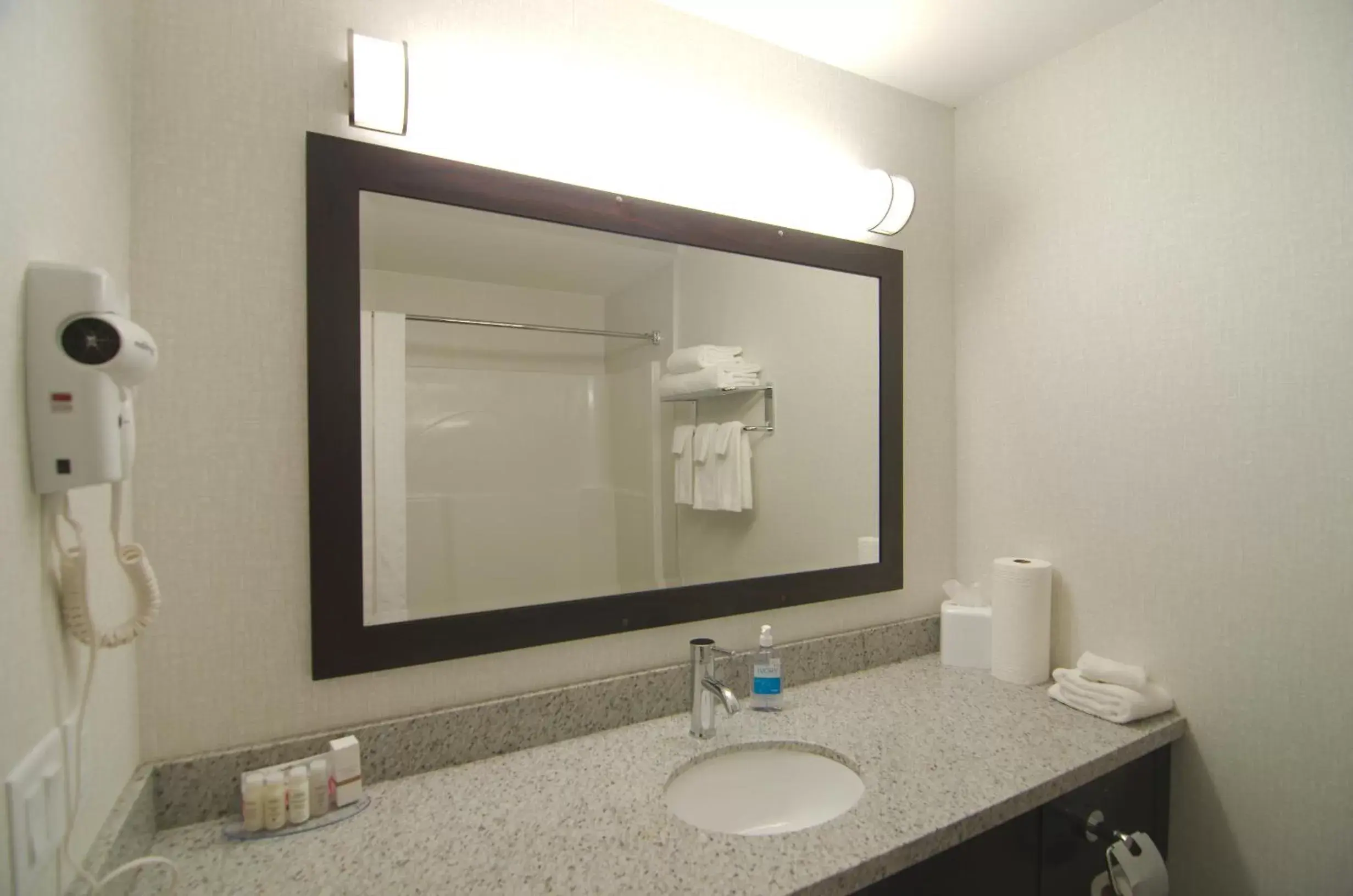 Bathroom in Paradise Inn and Suites Redwater