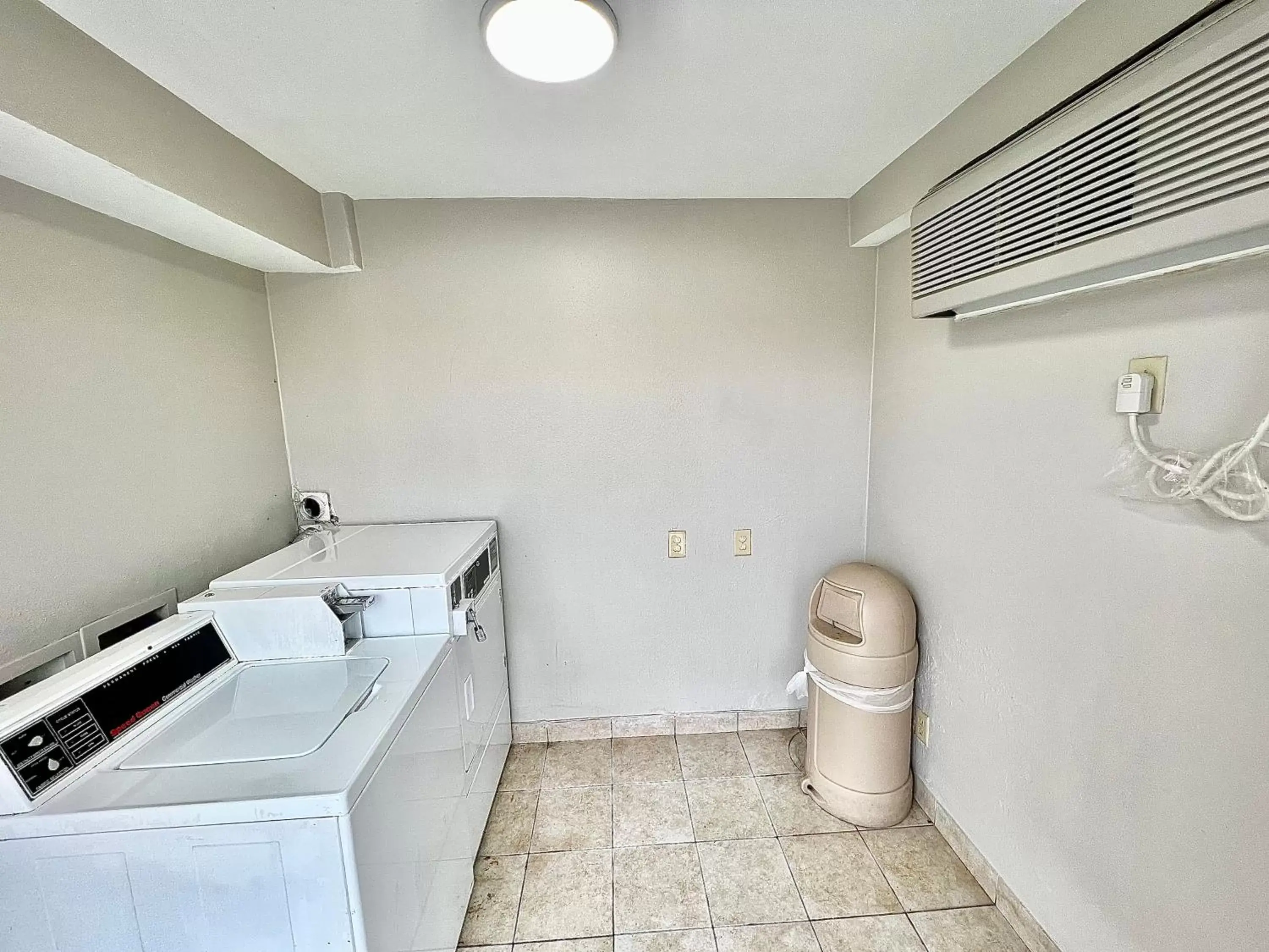 laundry, Bathroom in Days Inn & Suites by Wyndham Arlington Near Six Flags