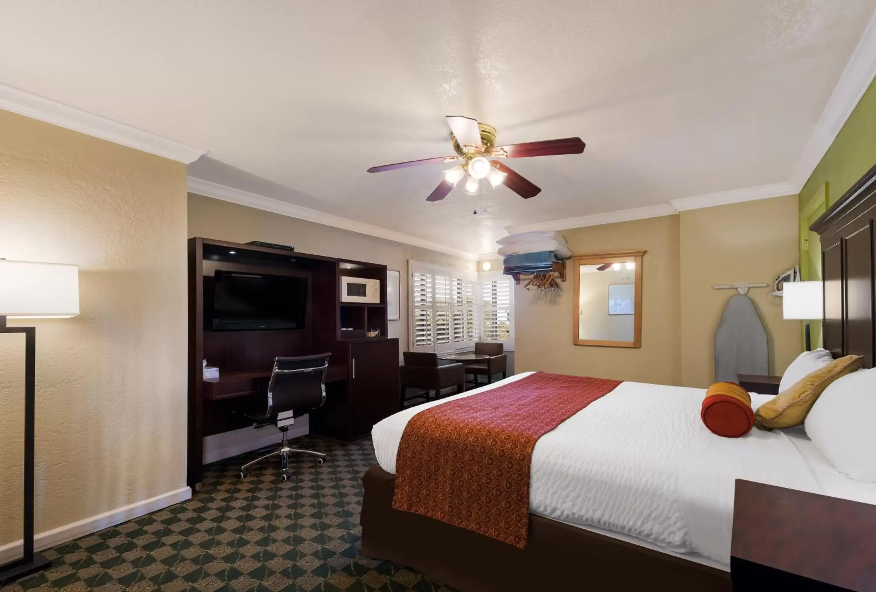 Bedroom, TV/Entertainment Center in Clarion Collection Wilkie's Inn Pacific Grove - Monterey