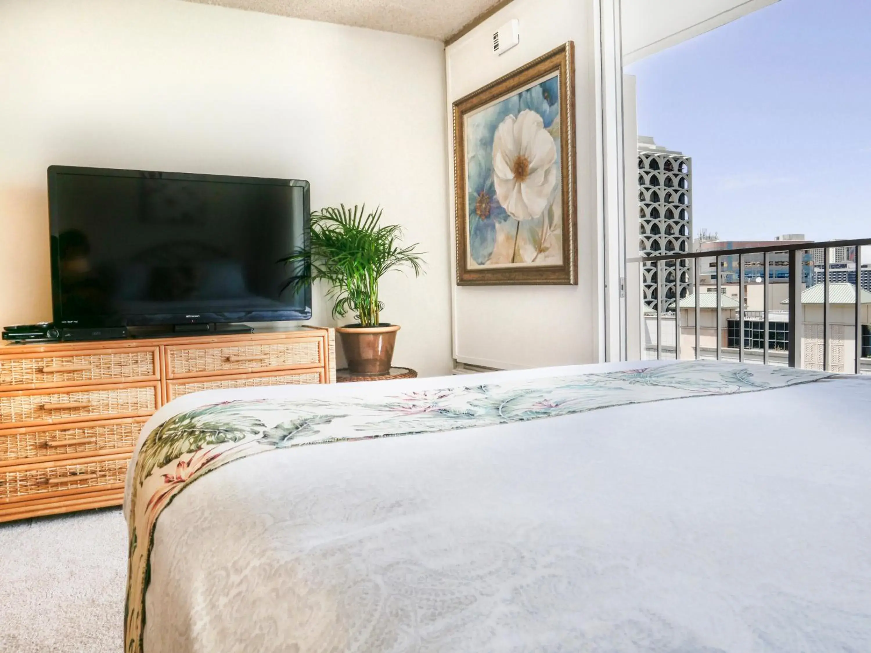 Bed in Tropical Studios at Marine Surf Waikiki - FREE PARKING - BEST LOCATION - FULL KITCHEN - SWIMMING POOL