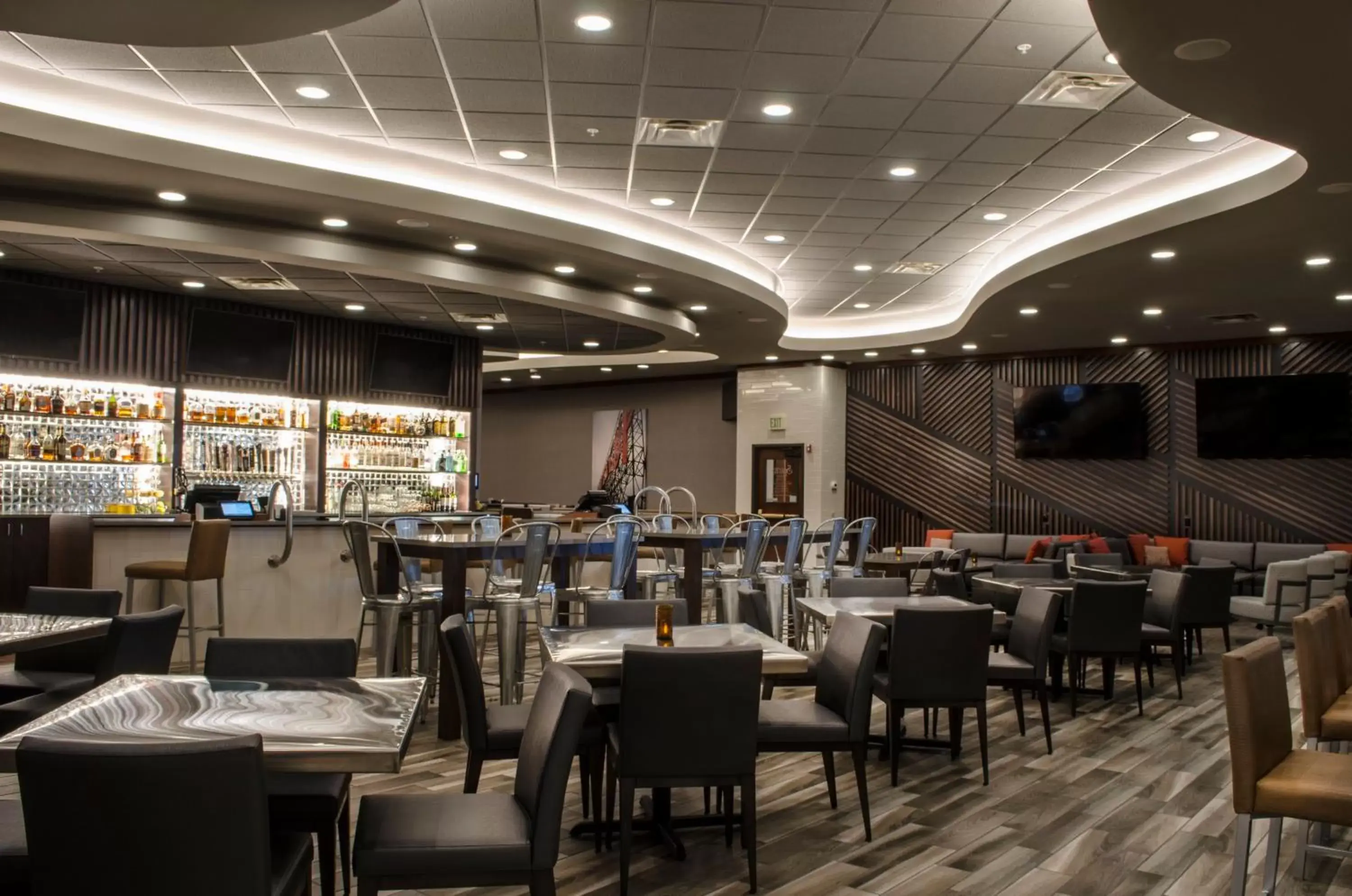 Lounge or bar, Restaurant/Places to Eat in Holiday Inn Fargo, an IHG Hotel