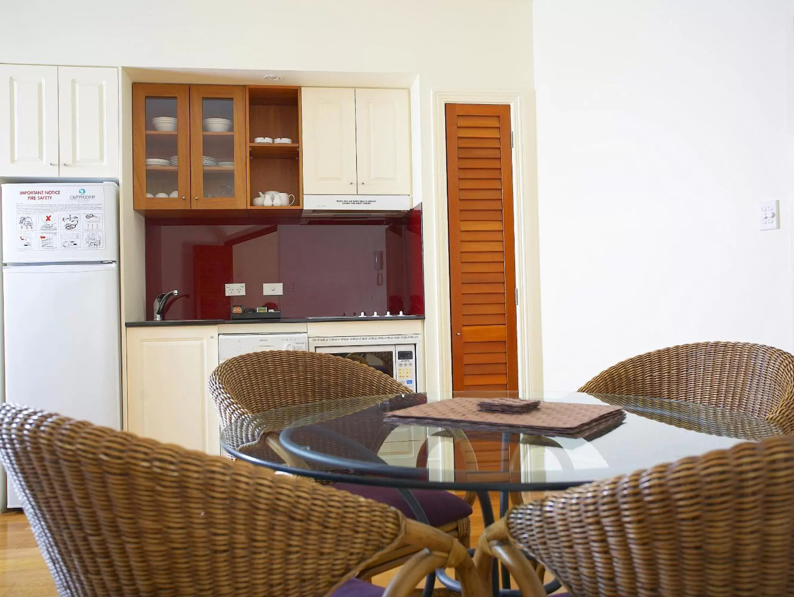 Kitchen or kitchenette, Dining Area in Mantra on the Inlet