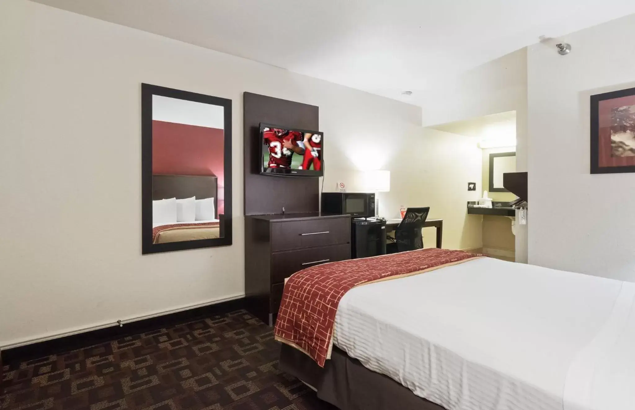 Photo of the whole room, Bed in Red Roof Inn Oklahoma Airport I 40 W Fairgrounds