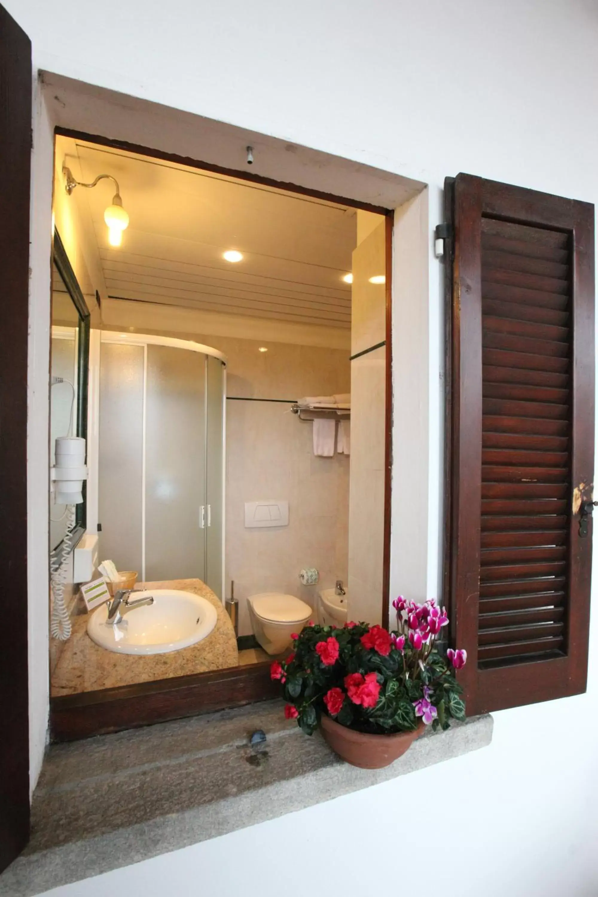 Bathroom in Hotel Ungheria Varese 1946