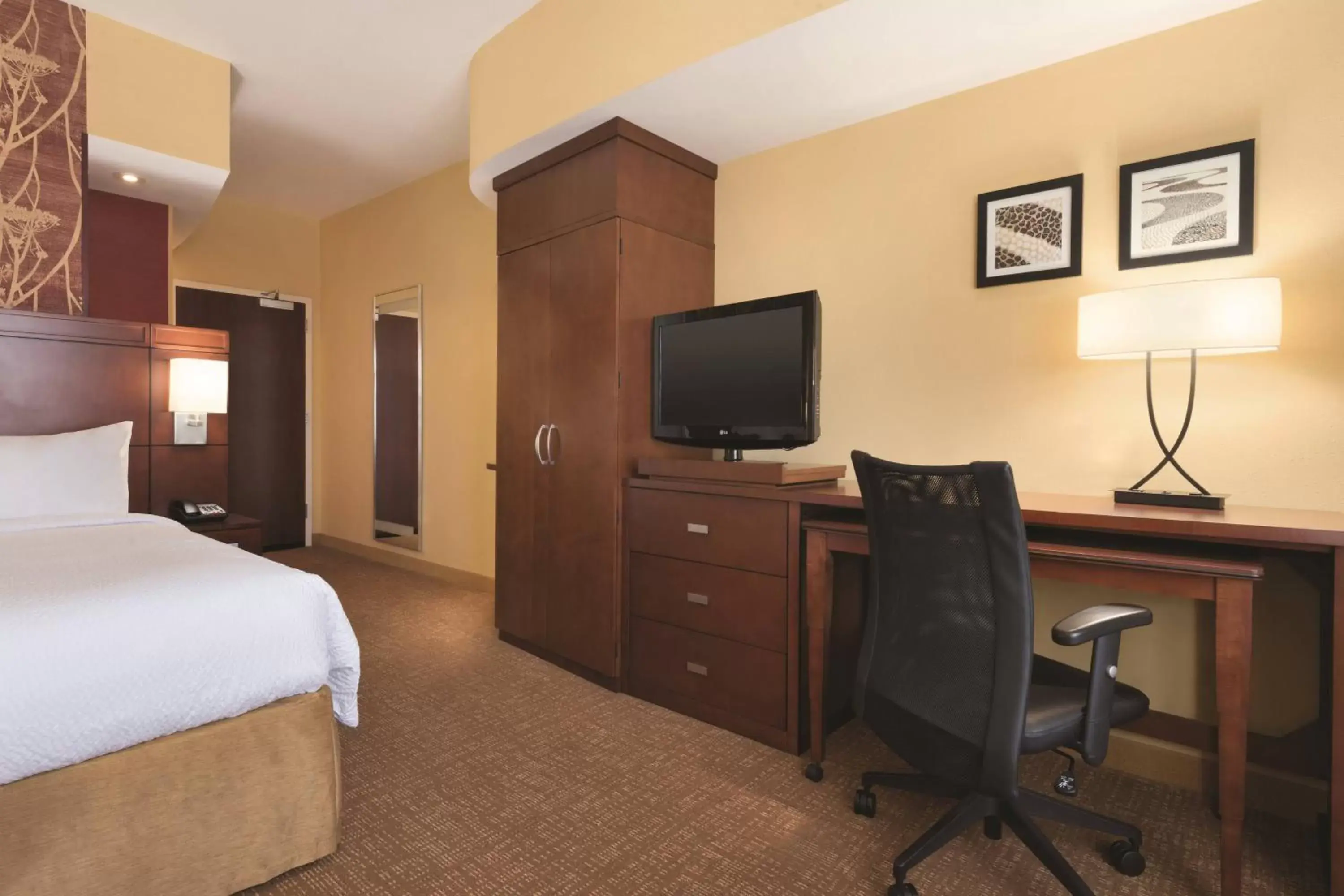 Photo of the whole room, TV/Entertainment Center in Courtyard by Marriott Salisbury