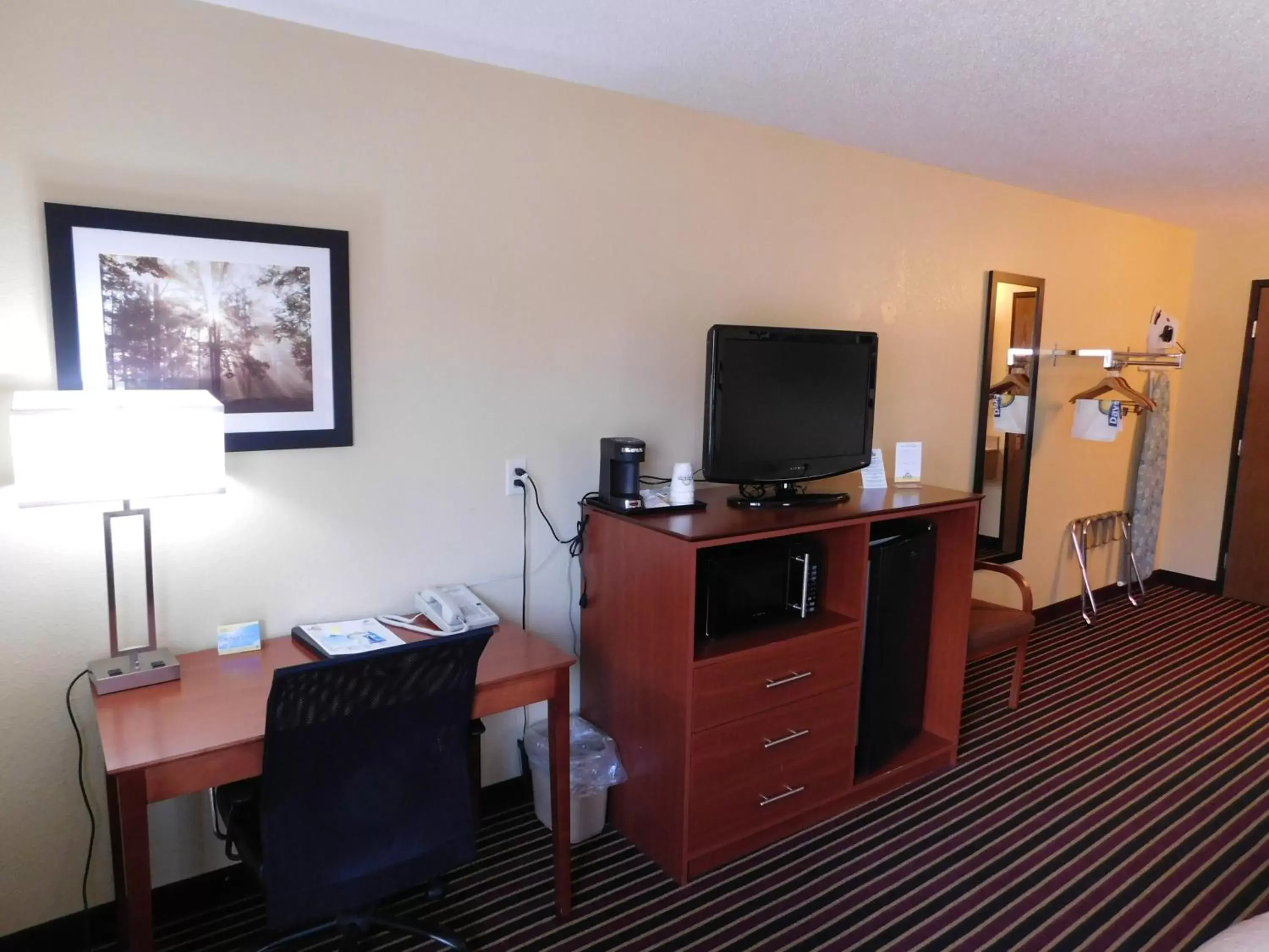 Bedroom, TV/Entertainment Center in Days Inn by Wyndham Newton