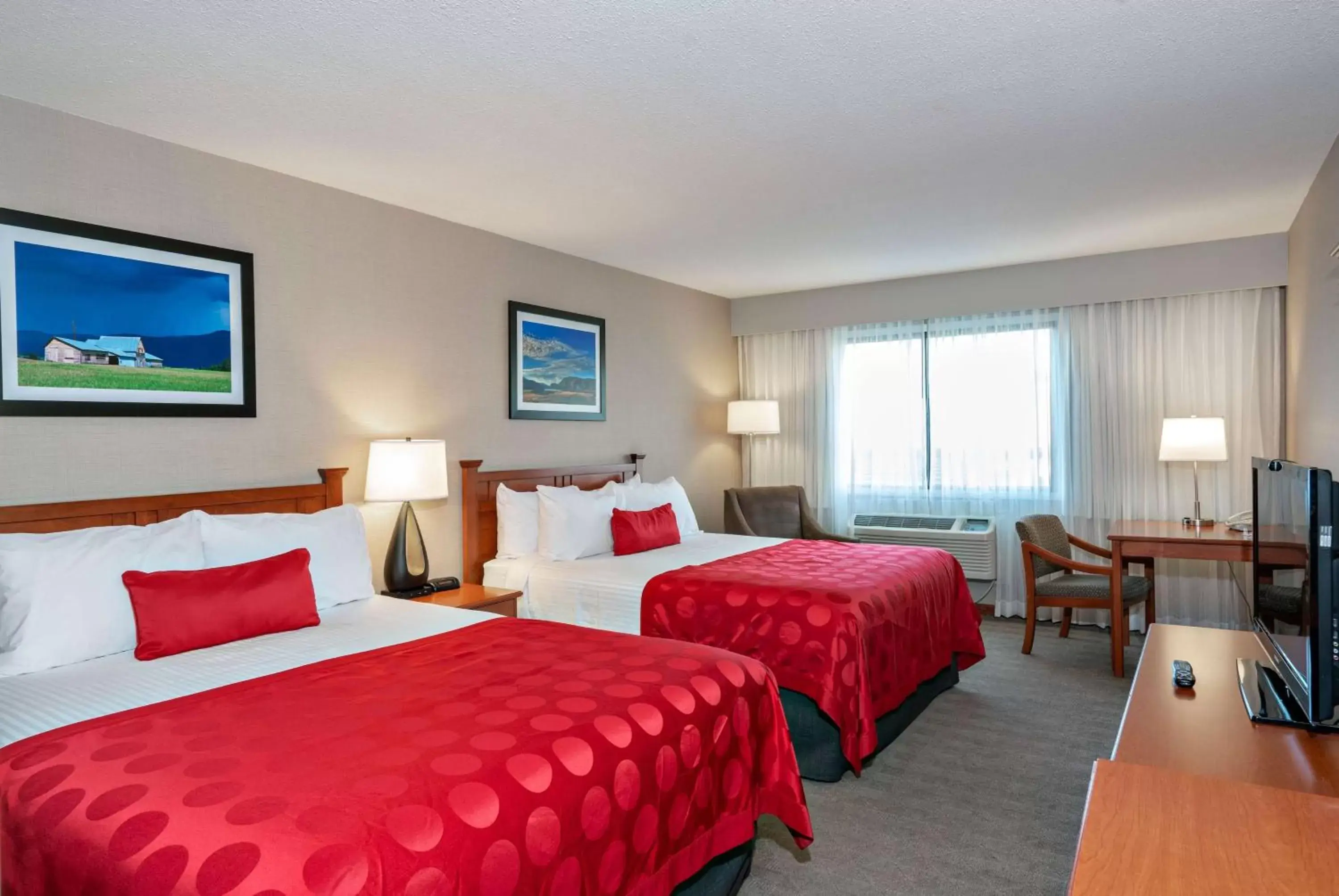 Photo of the whole room, Bed in Ramada by Wyndham Kelowna Hotel & Conference Center