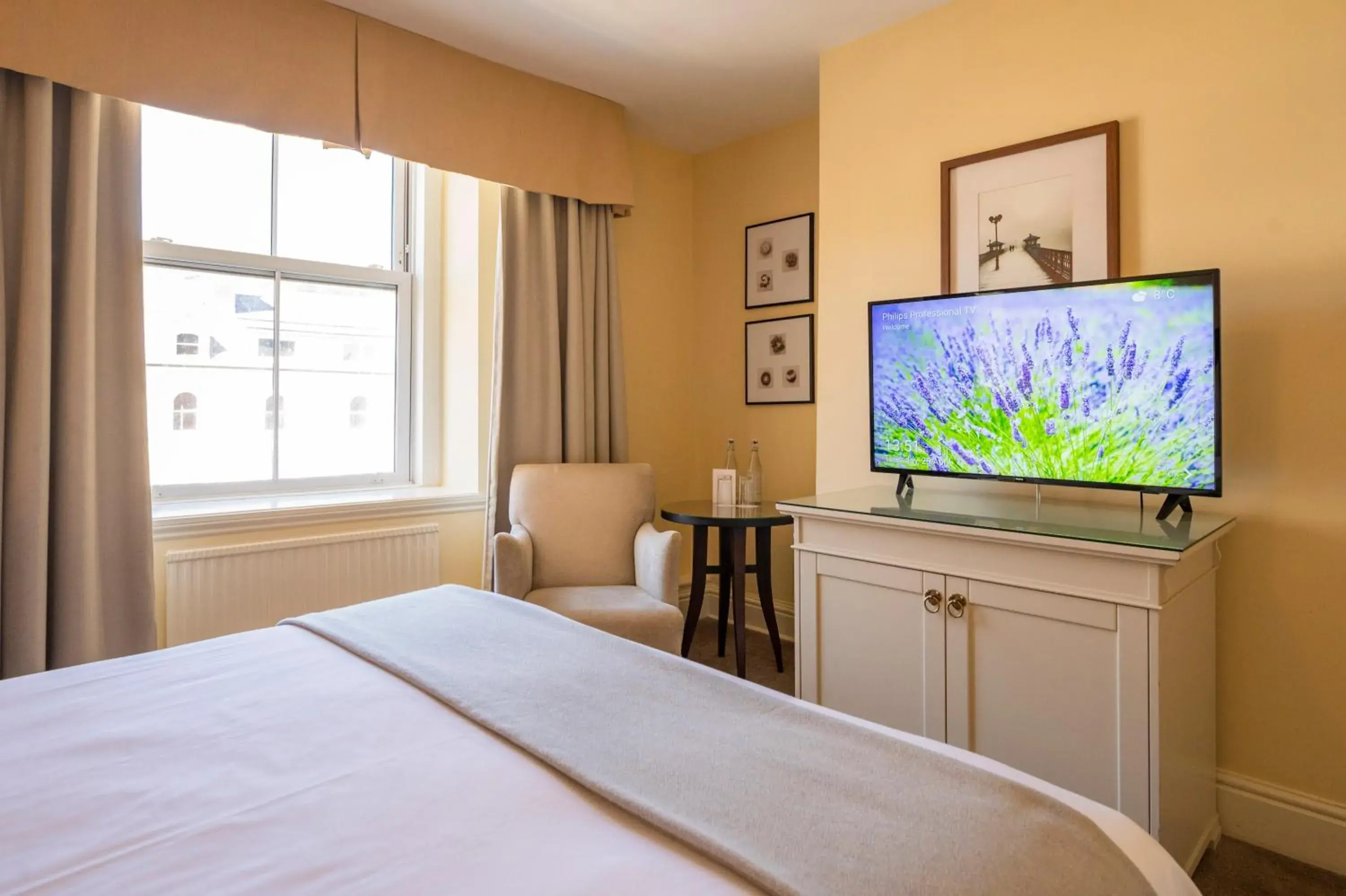 TV and multimedia, TV/Entertainment Center in St George'S Hotel