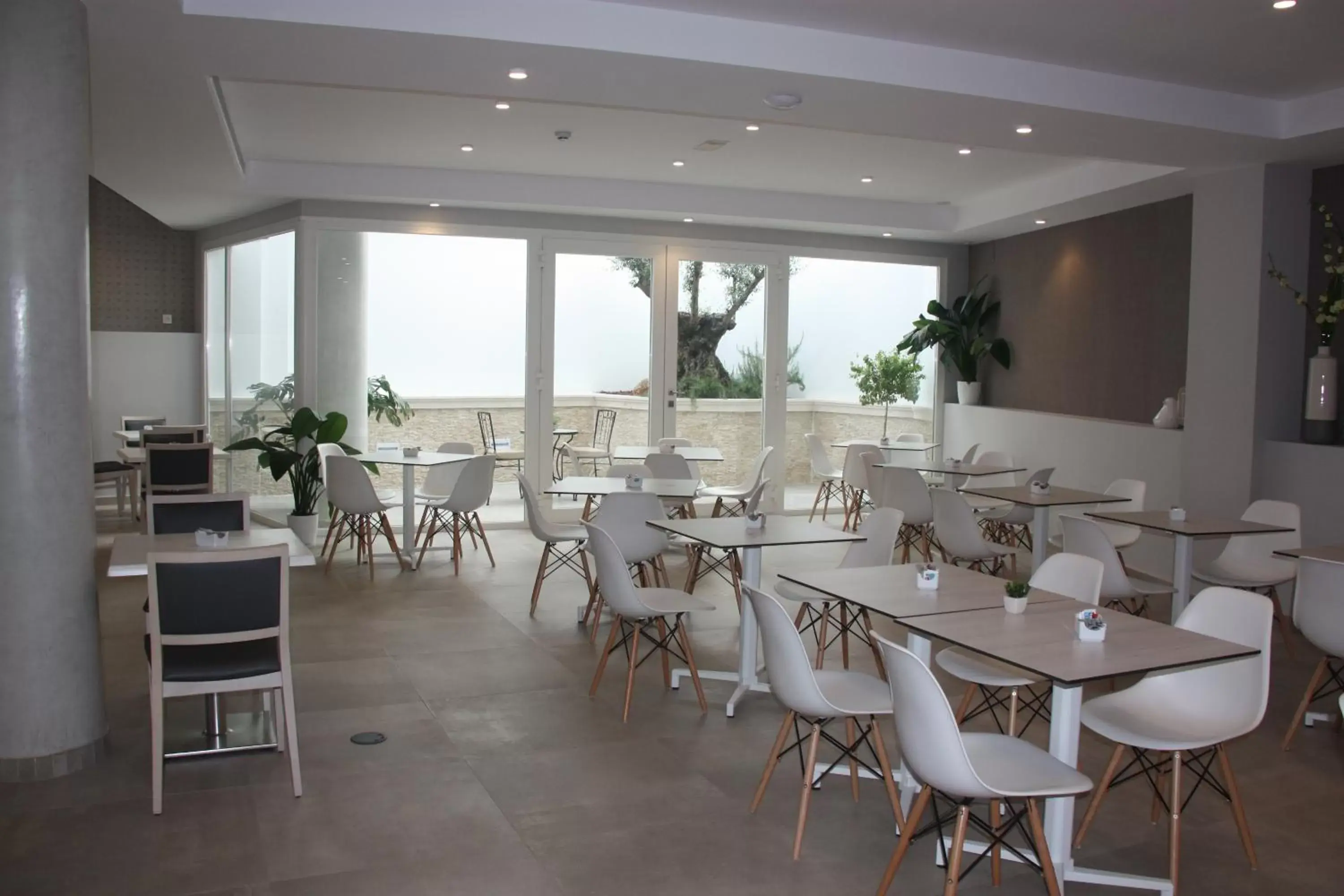 Restaurant/Places to Eat in Hotel Puerta del Mar