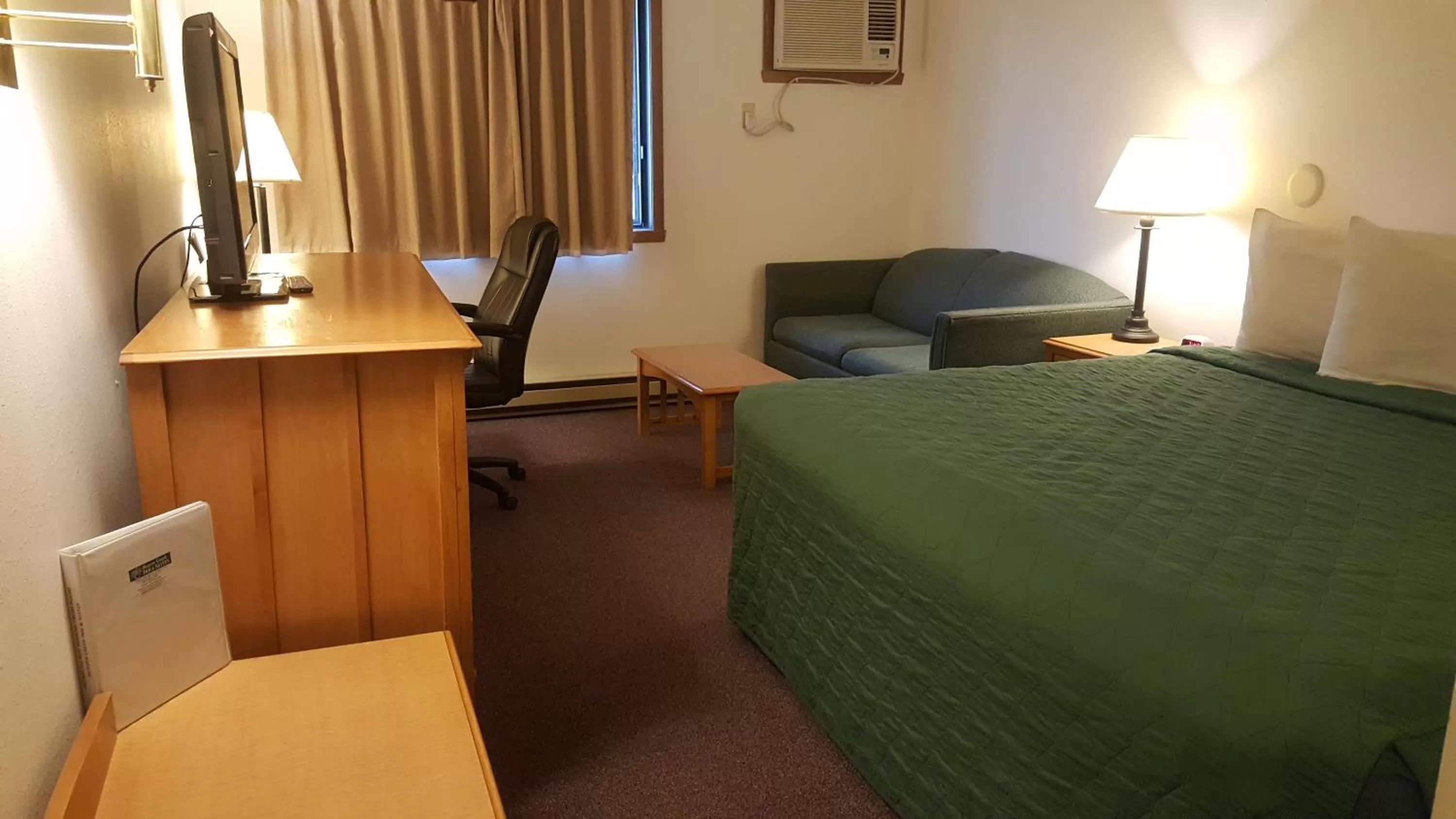 Photo of the whole room, Bed in Rodeway Inn Gateway to Medora T-Roosevelt & Makoshika State Park