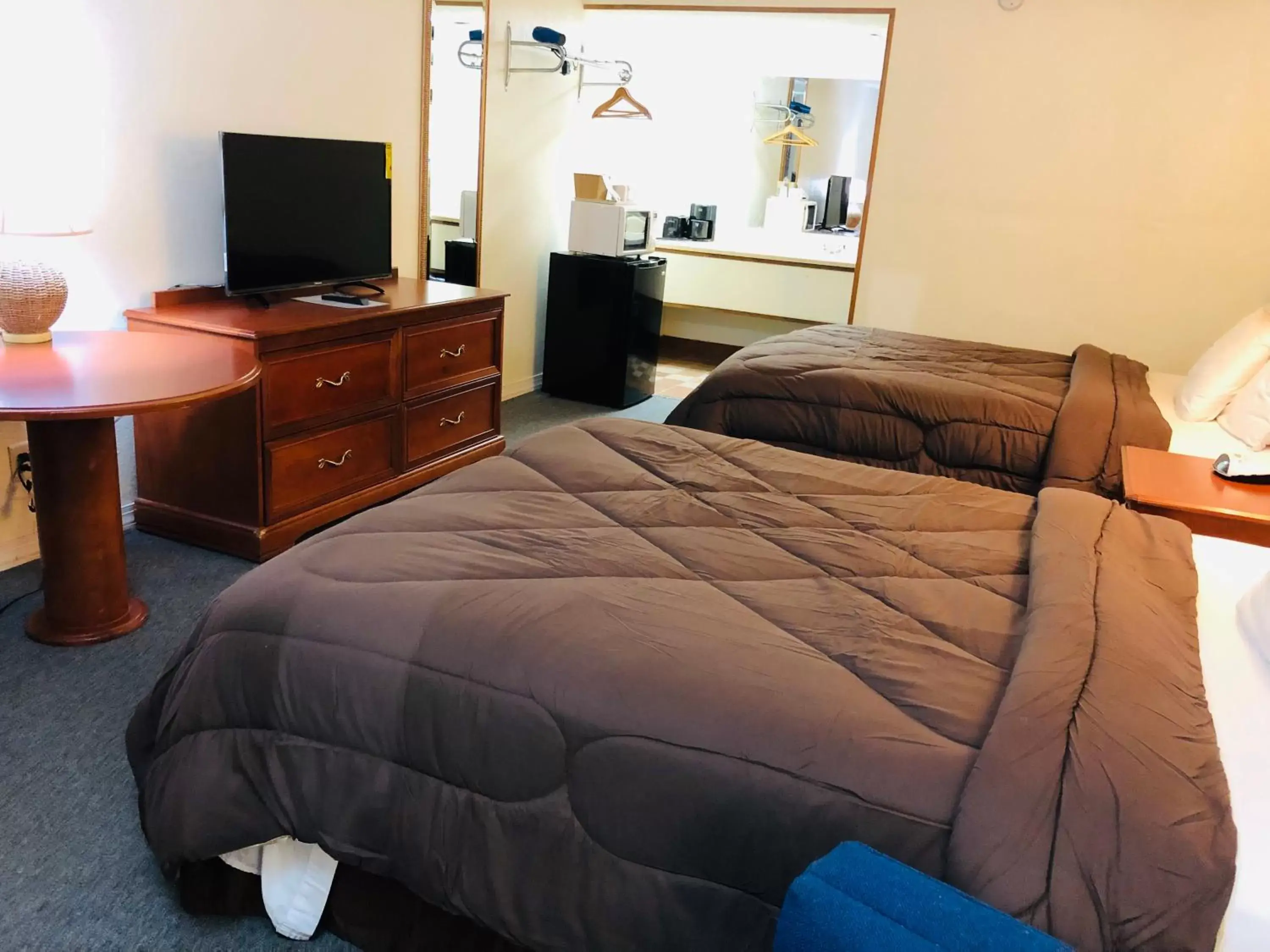 Bed in Ozark Inn & Suites