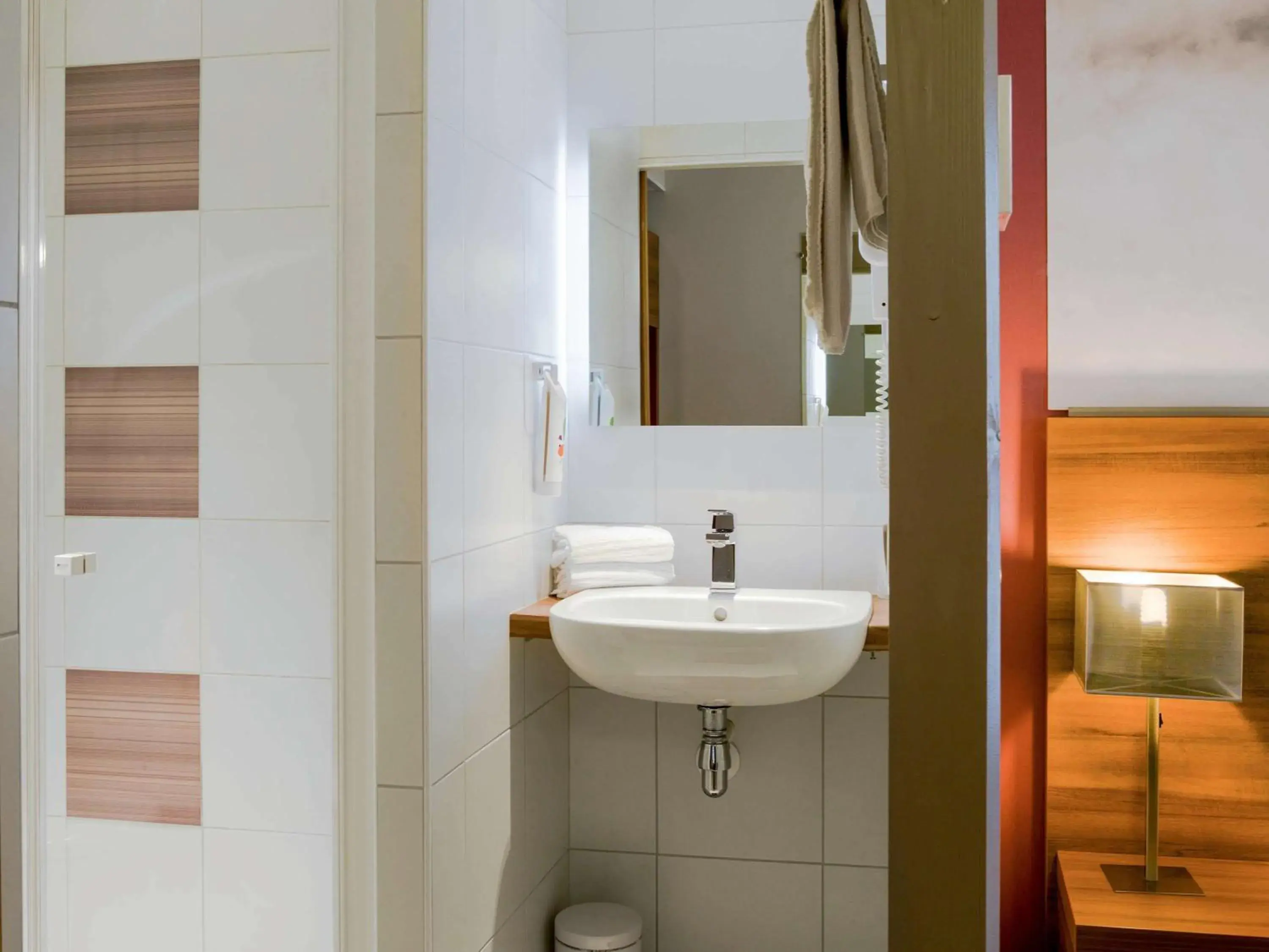 Photo of the whole room, Bathroom in ibis Styles Castres