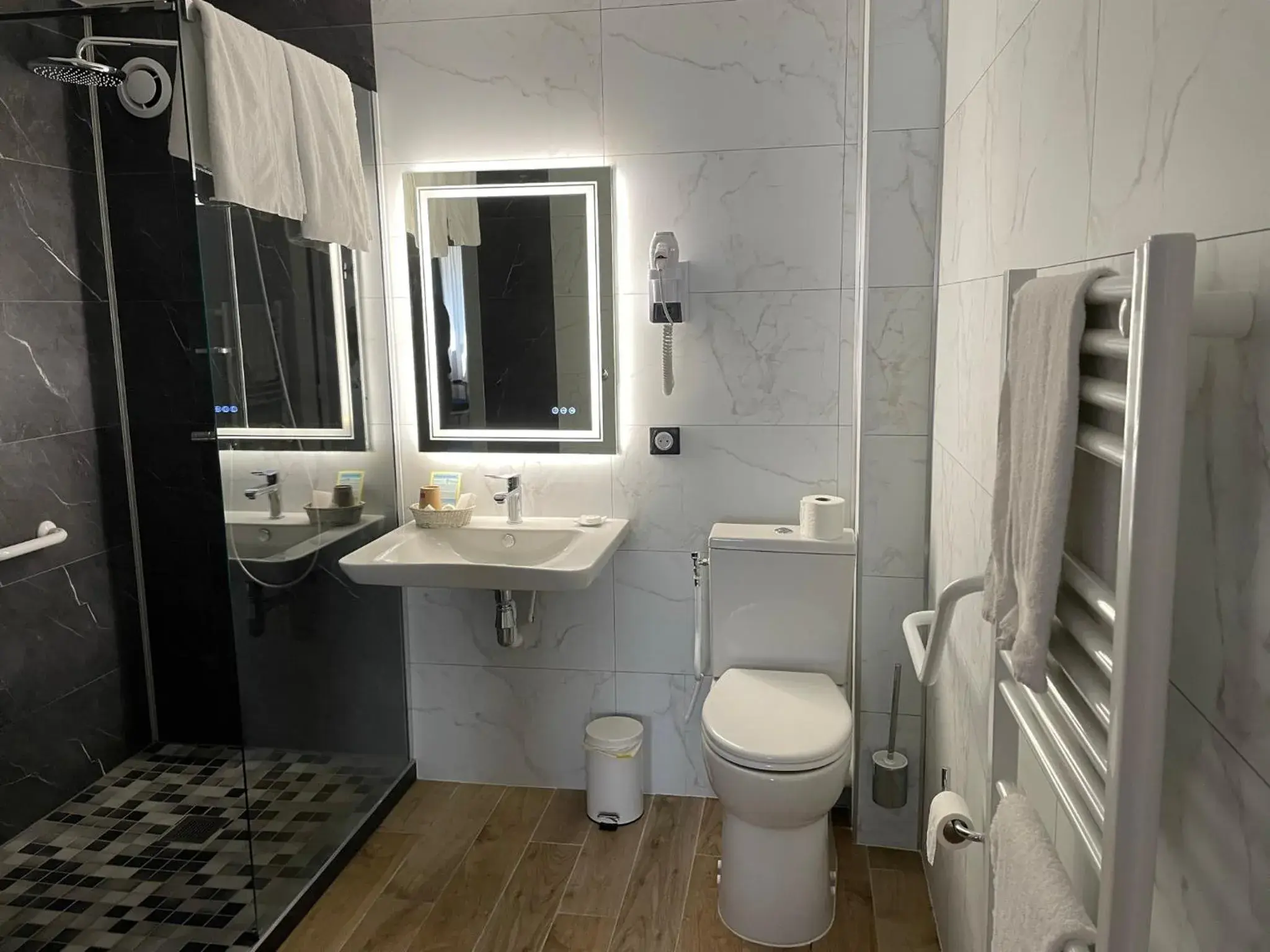 Bathroom in Hotel De Clisson Saint Brieuc