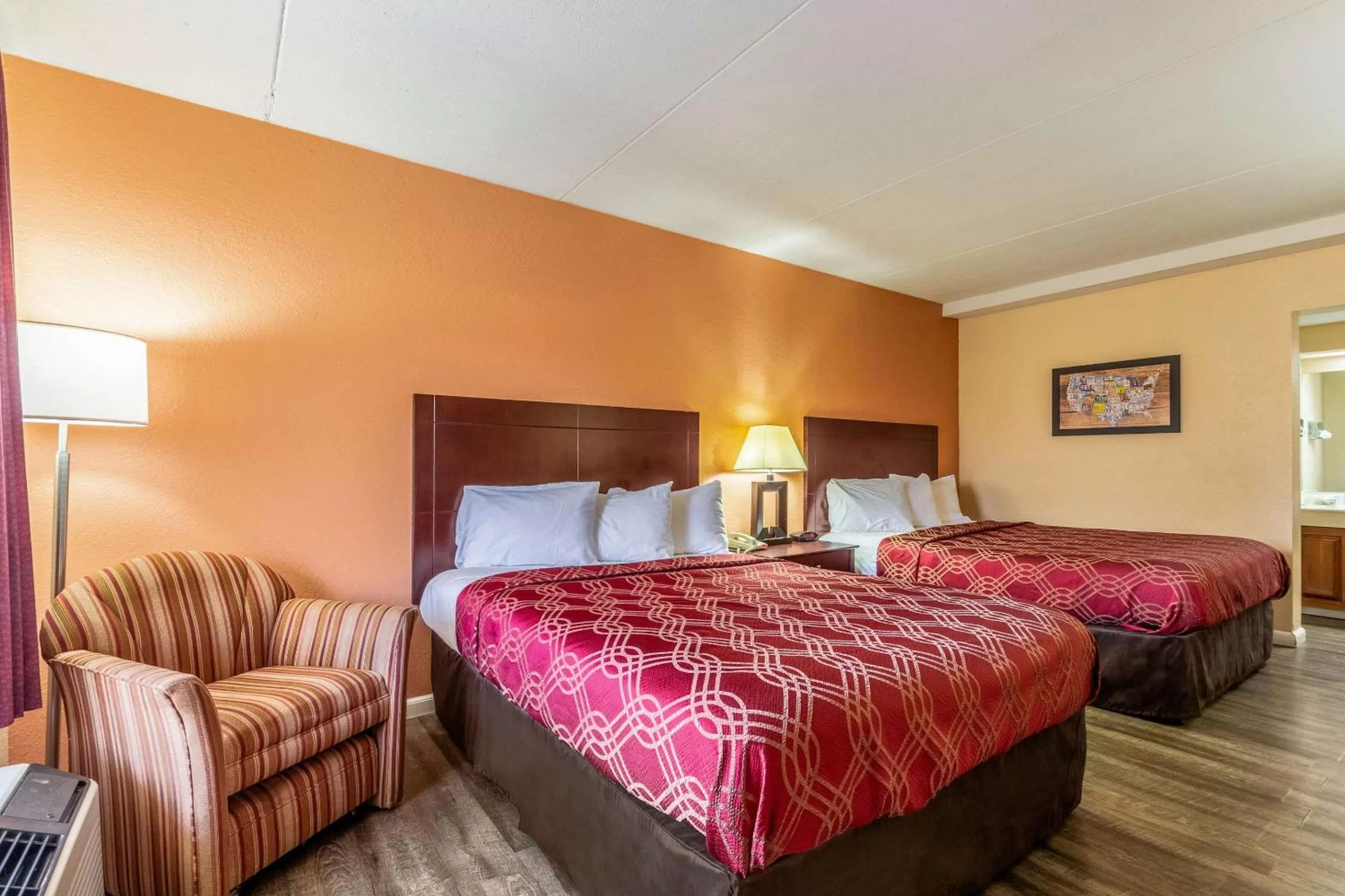 Photo of the whole room, Bed in Econo Lodge Rocky Top