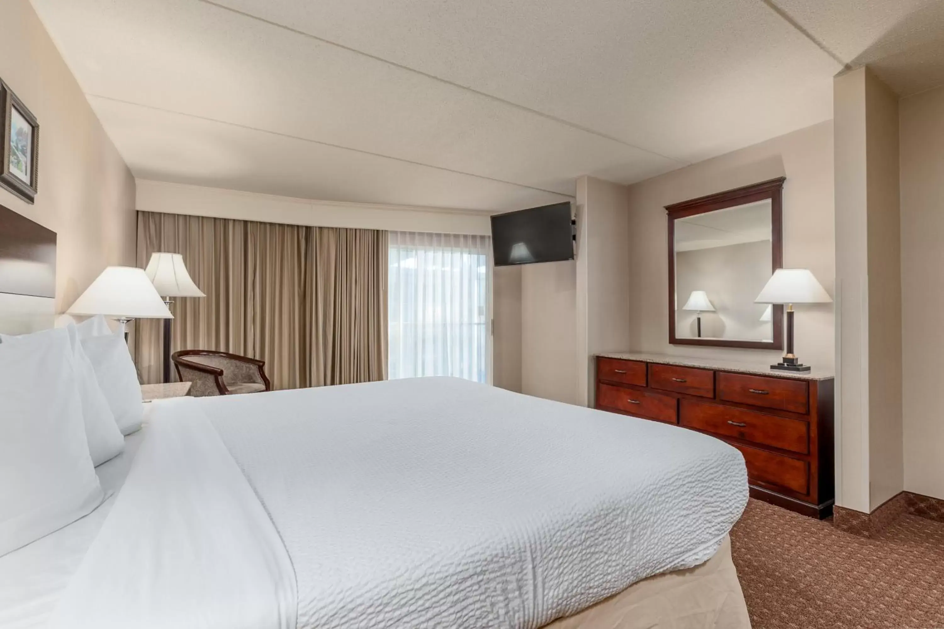 Bedroom, Bed in Princess Royale Oceanfront Resort