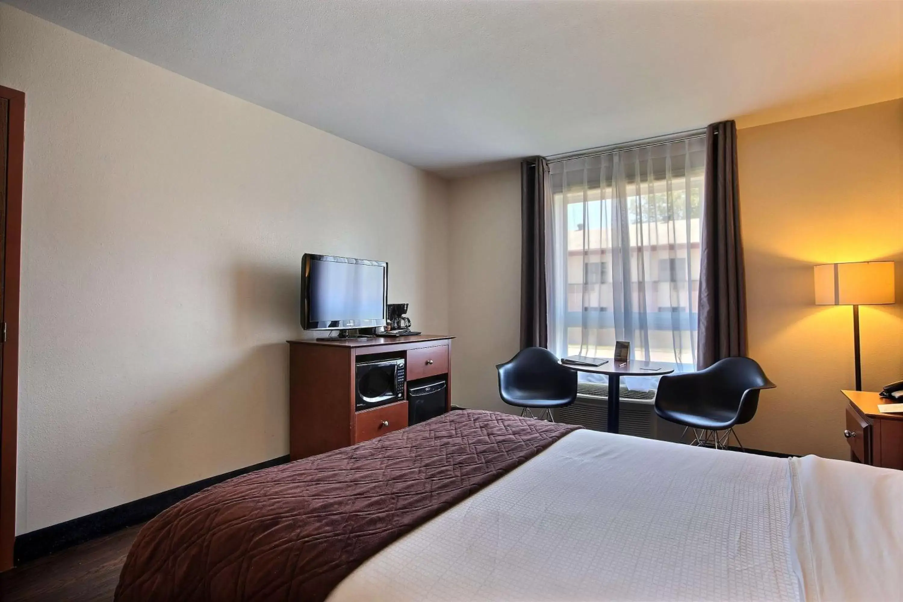 Photo of the whole room, Bed in Super 8 by Wyndham Trois-Rivieres