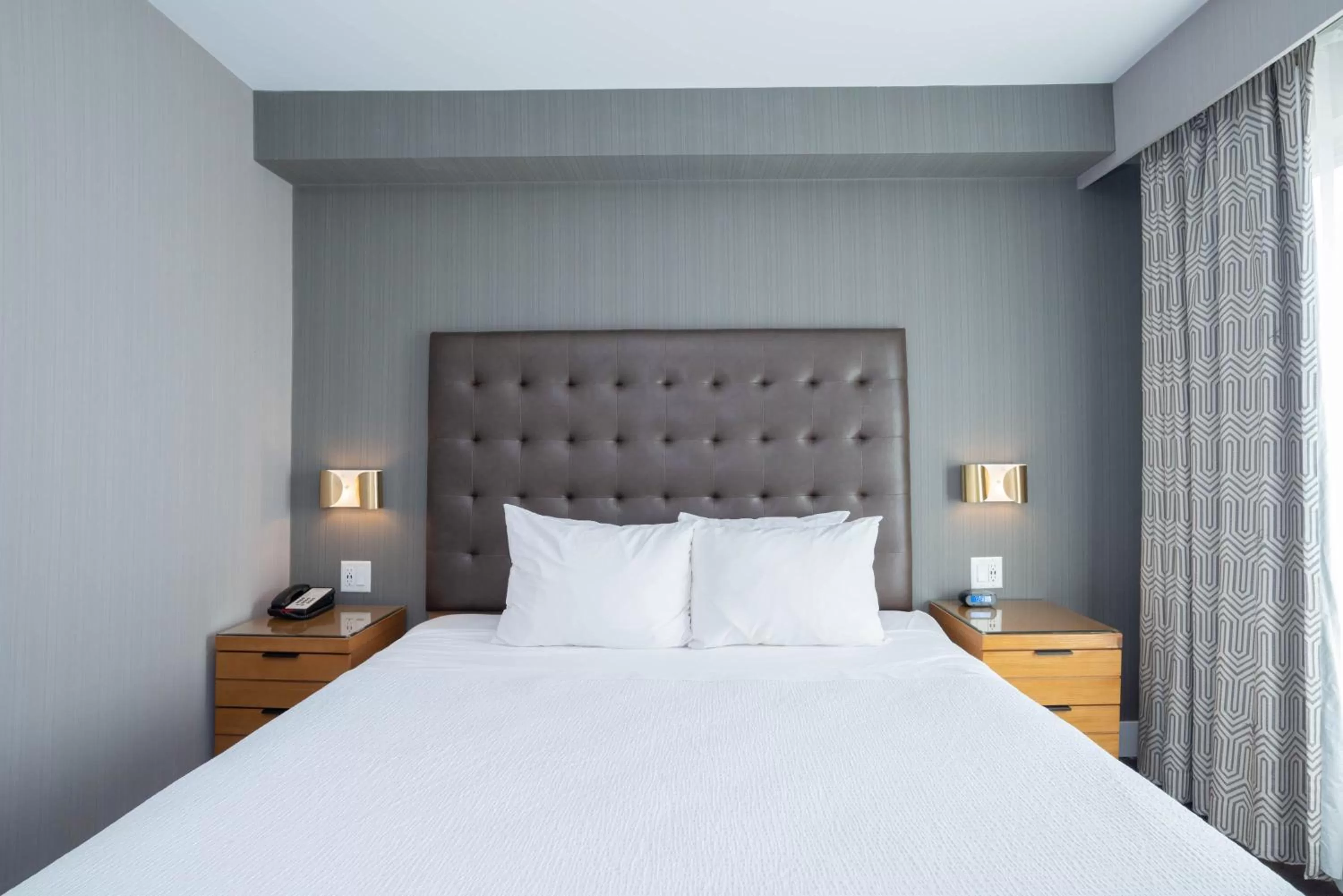 Photo of the whole room, Bed in Sandman Hotel Hamilton