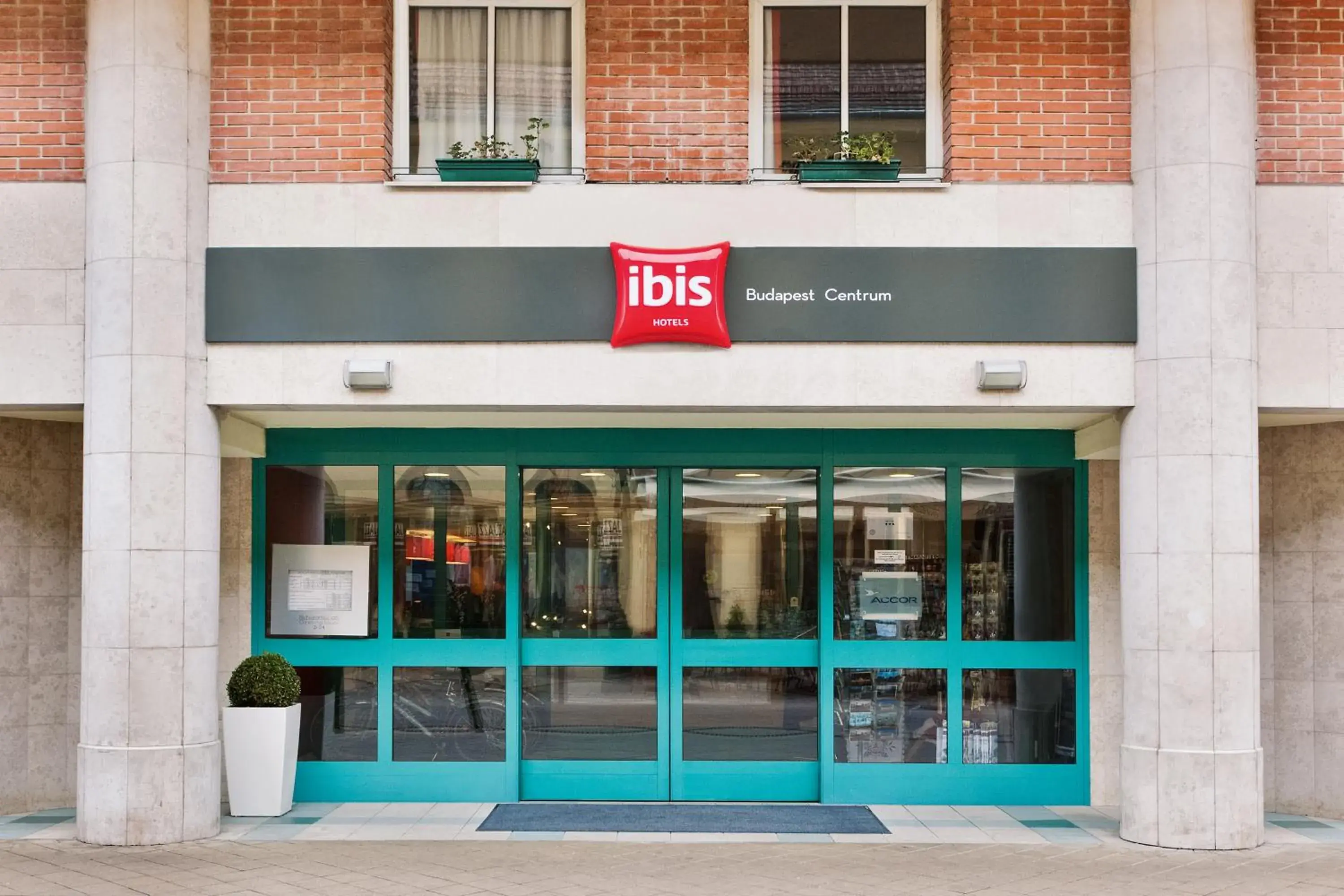 Facade/entrance in Ibis Budapest Centrum