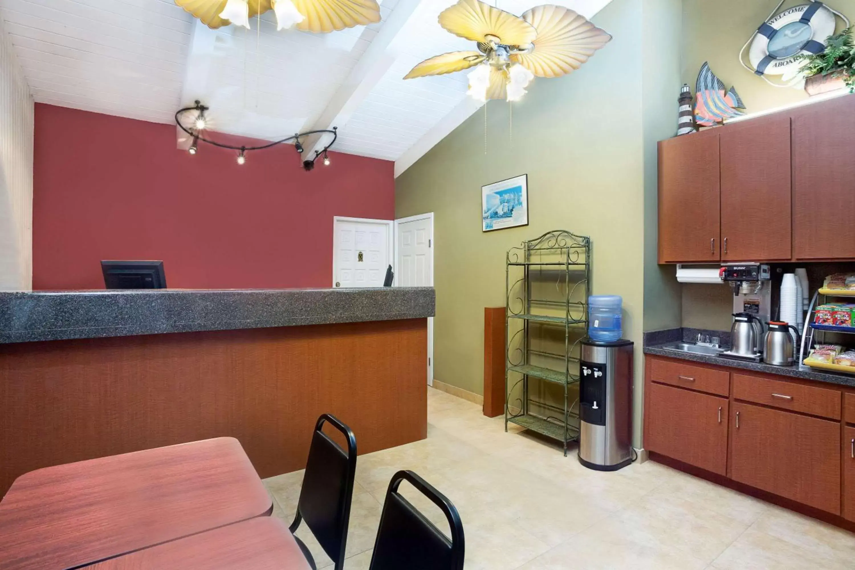 Lobby or reception, Kitchen/Kitchenette in Sunset Inn