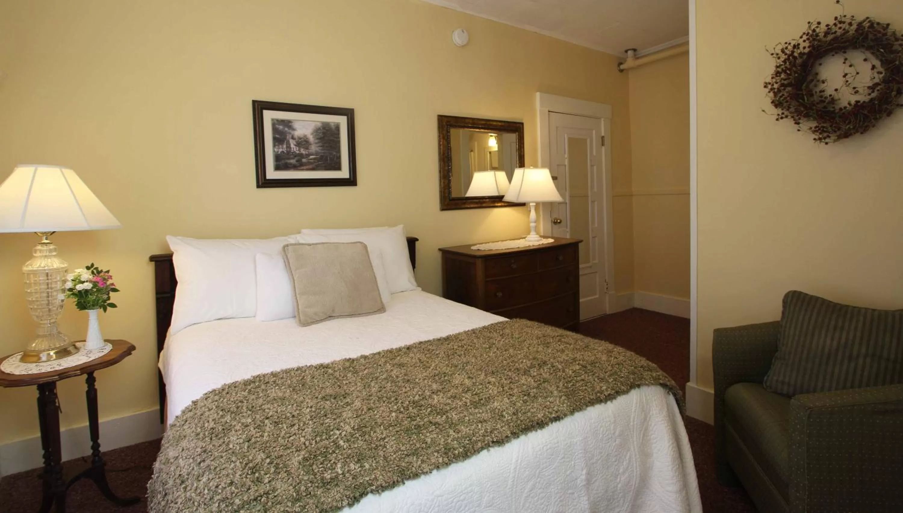 Bed in Fullerton Inn & Restaurant