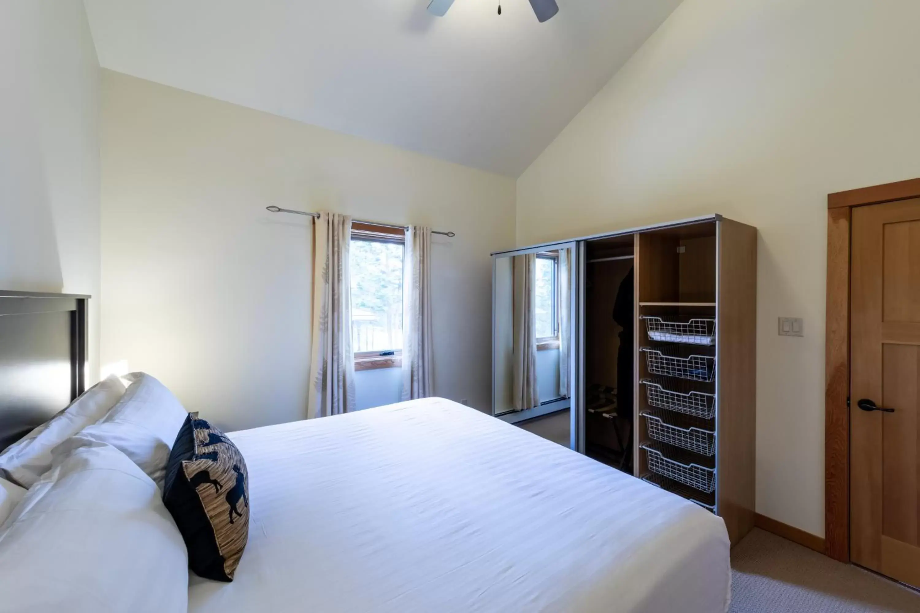 Bedroom, Bed in Canyon Ridge Lodge