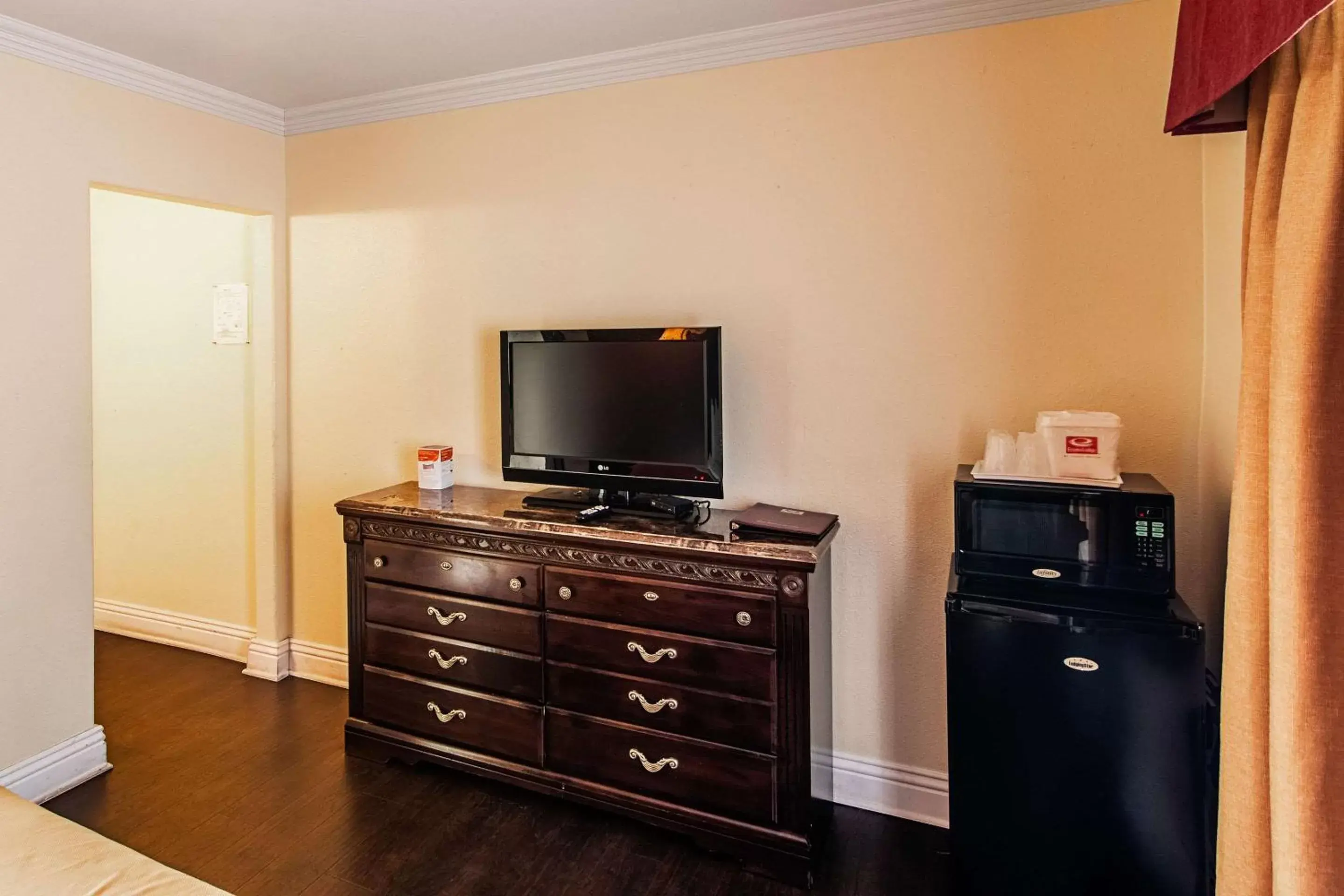 Photo of the whole room, TV/Entertainment Center in Econo Lodge Long Beach I-405