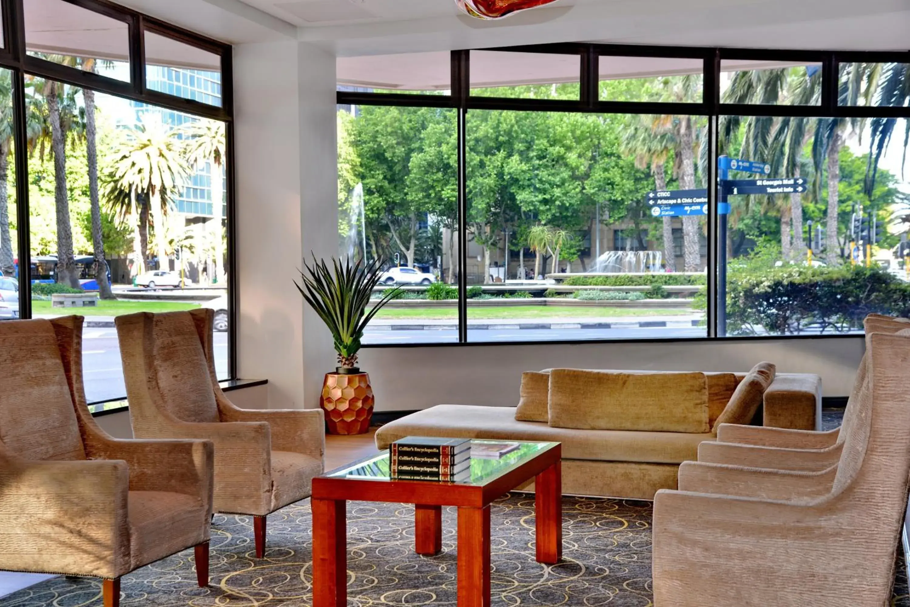 Lounge or bar, Seating Area in Fountains Hotel Cape Town