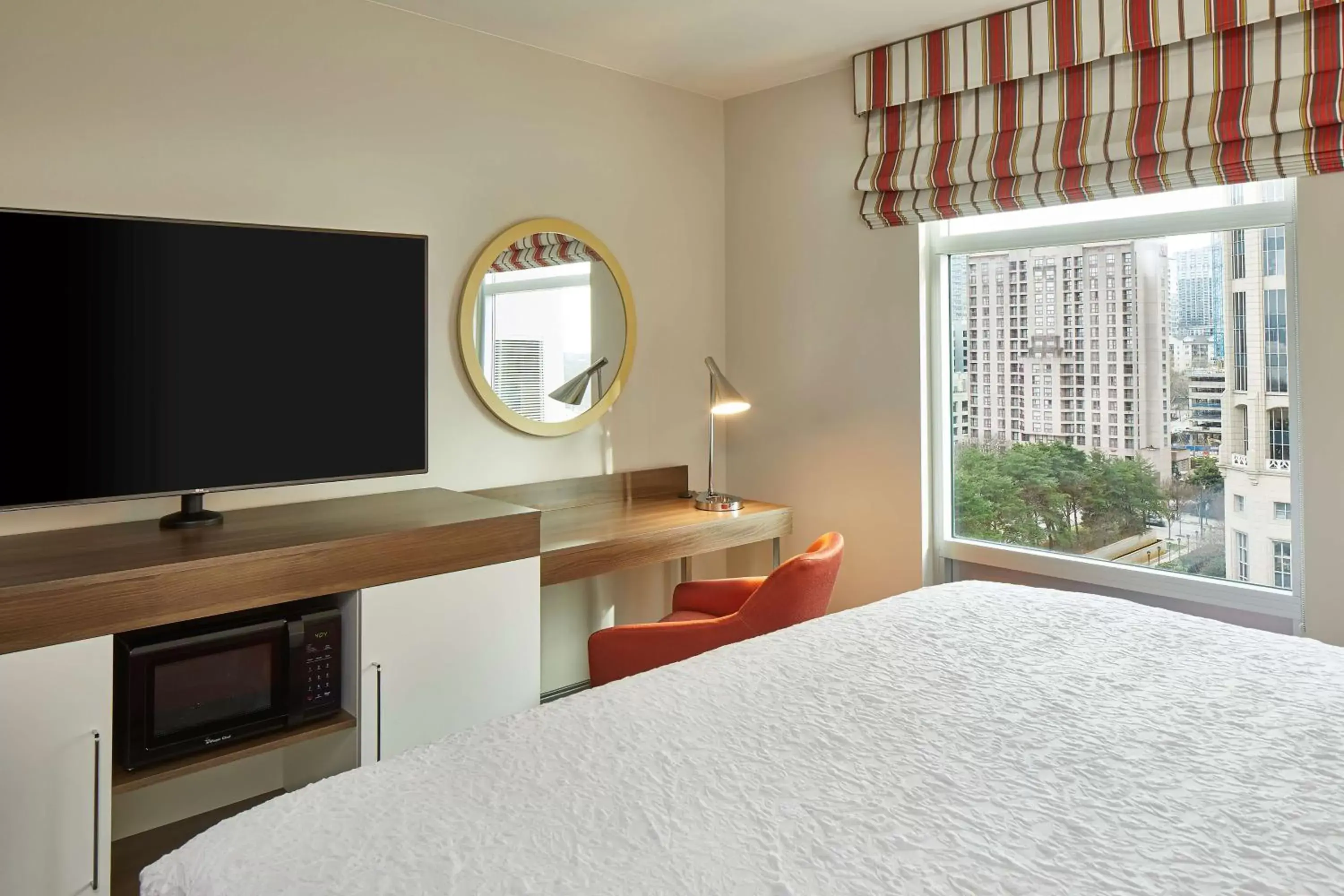 Bedroom, Bed in Hampton Inn & Suites Atlanta-Midtown, Ga