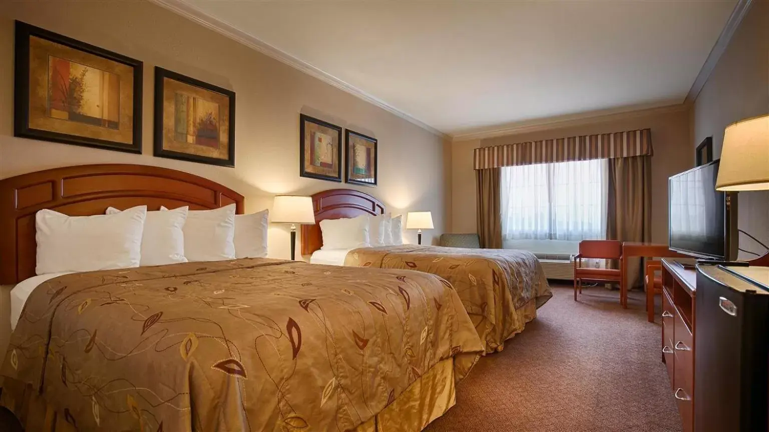 Bedroom, Room Photo in Best Western Inn & Suites Cleveland