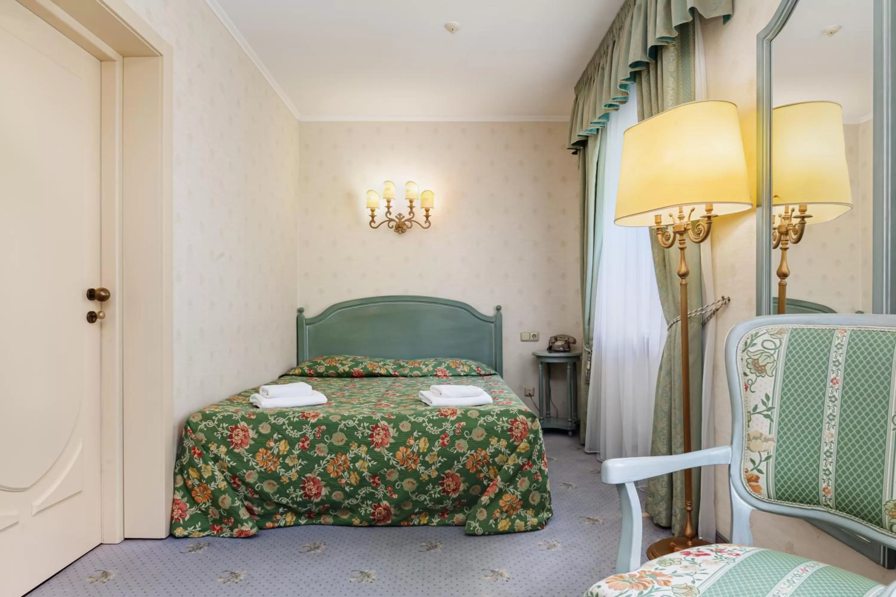 Bedroom, Bed in Edelweiss