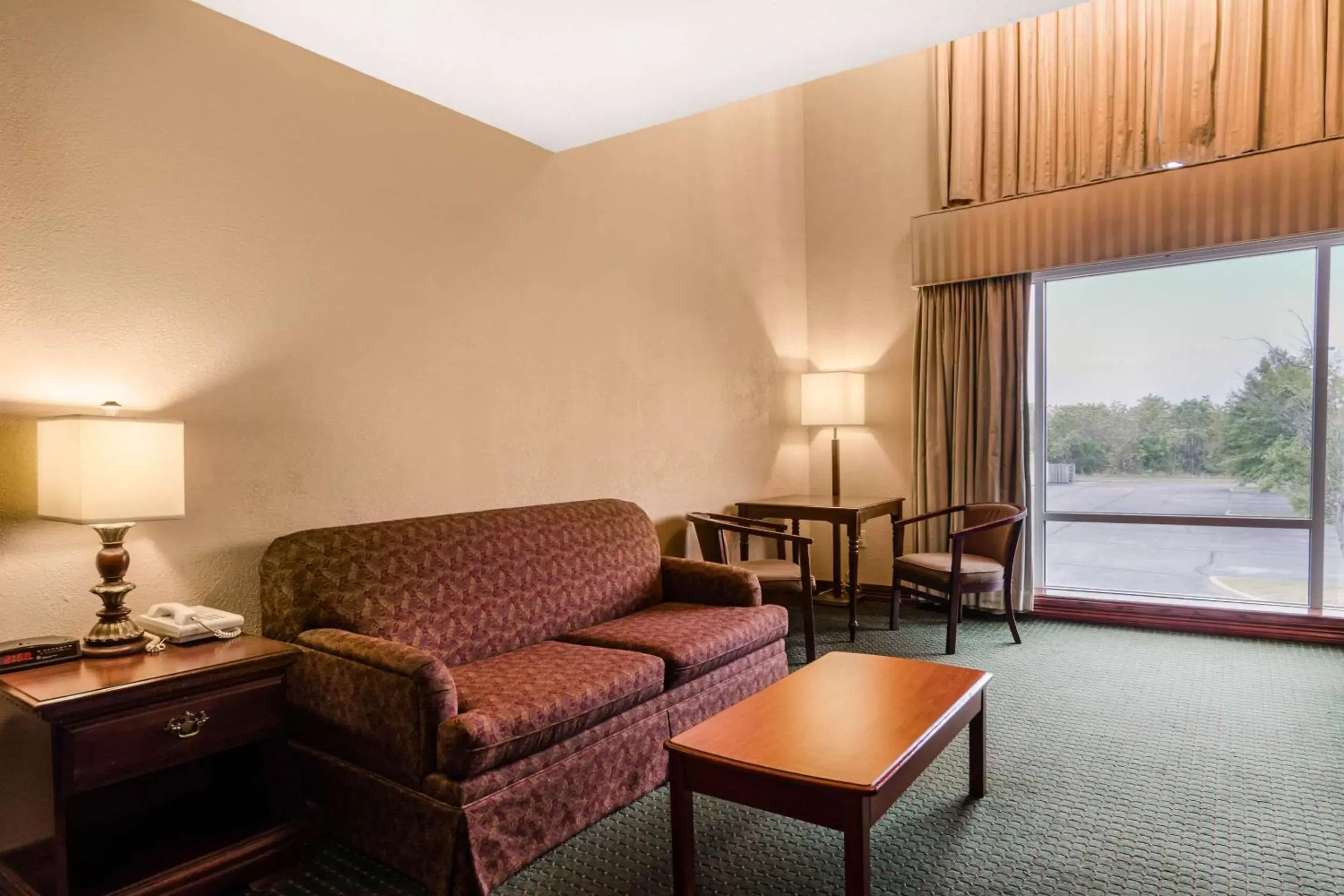Photo of the whole room, Seating Area in Quality Inn & Suites Carthage