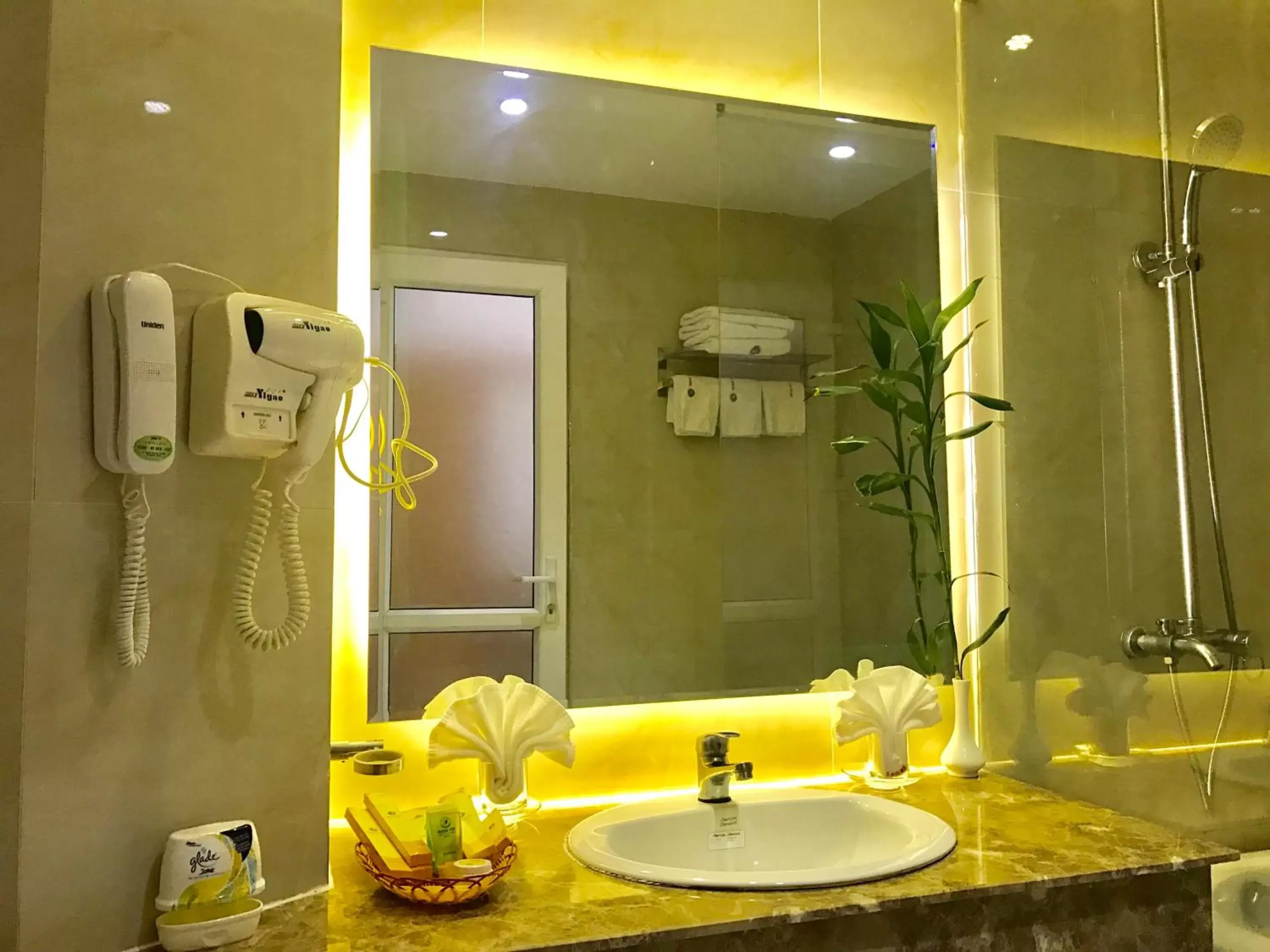 Bathroom in Hoang Yen Hotel