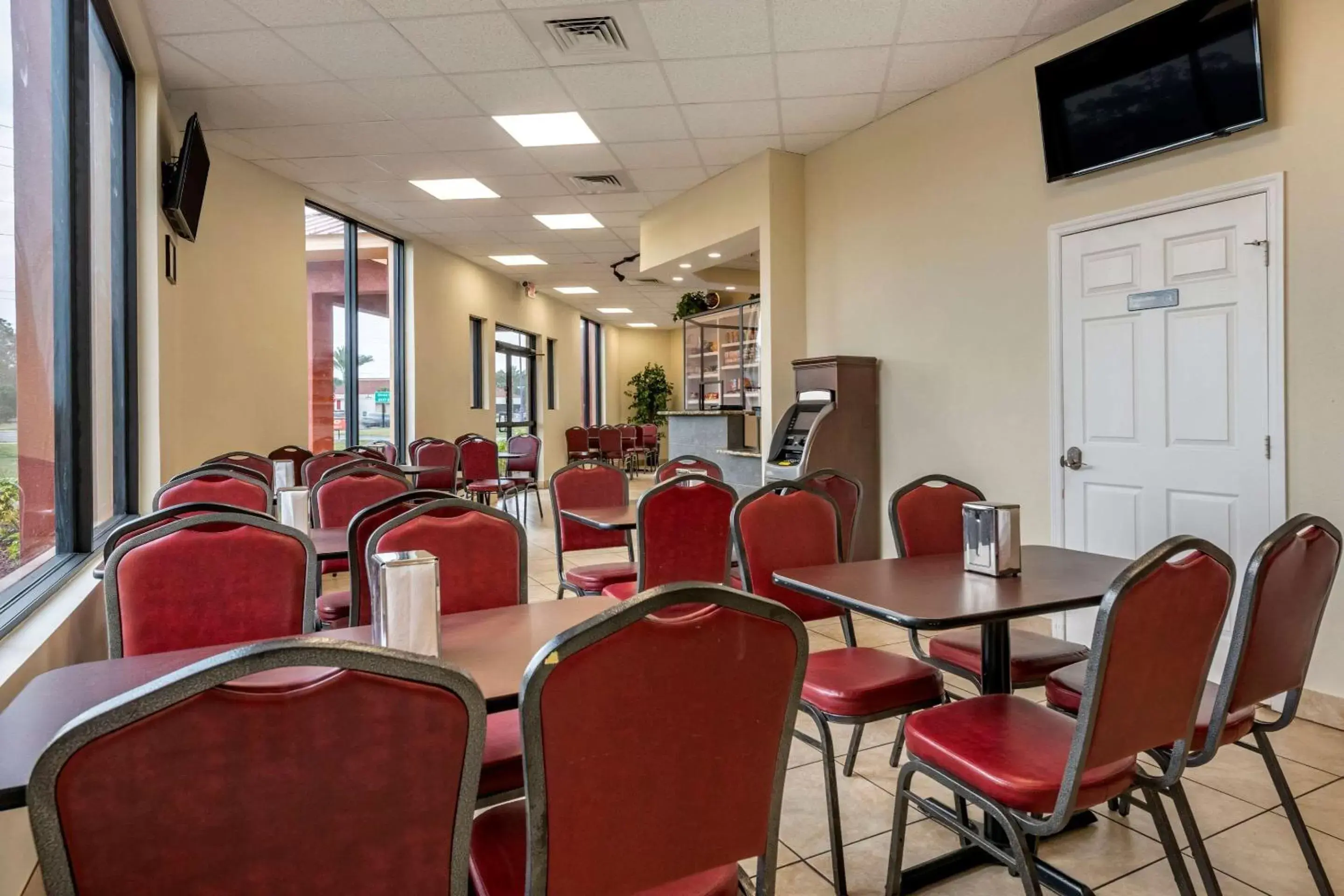 Restaurant/places to eat in Econo Lodge Inn & Suites Maingate Central
